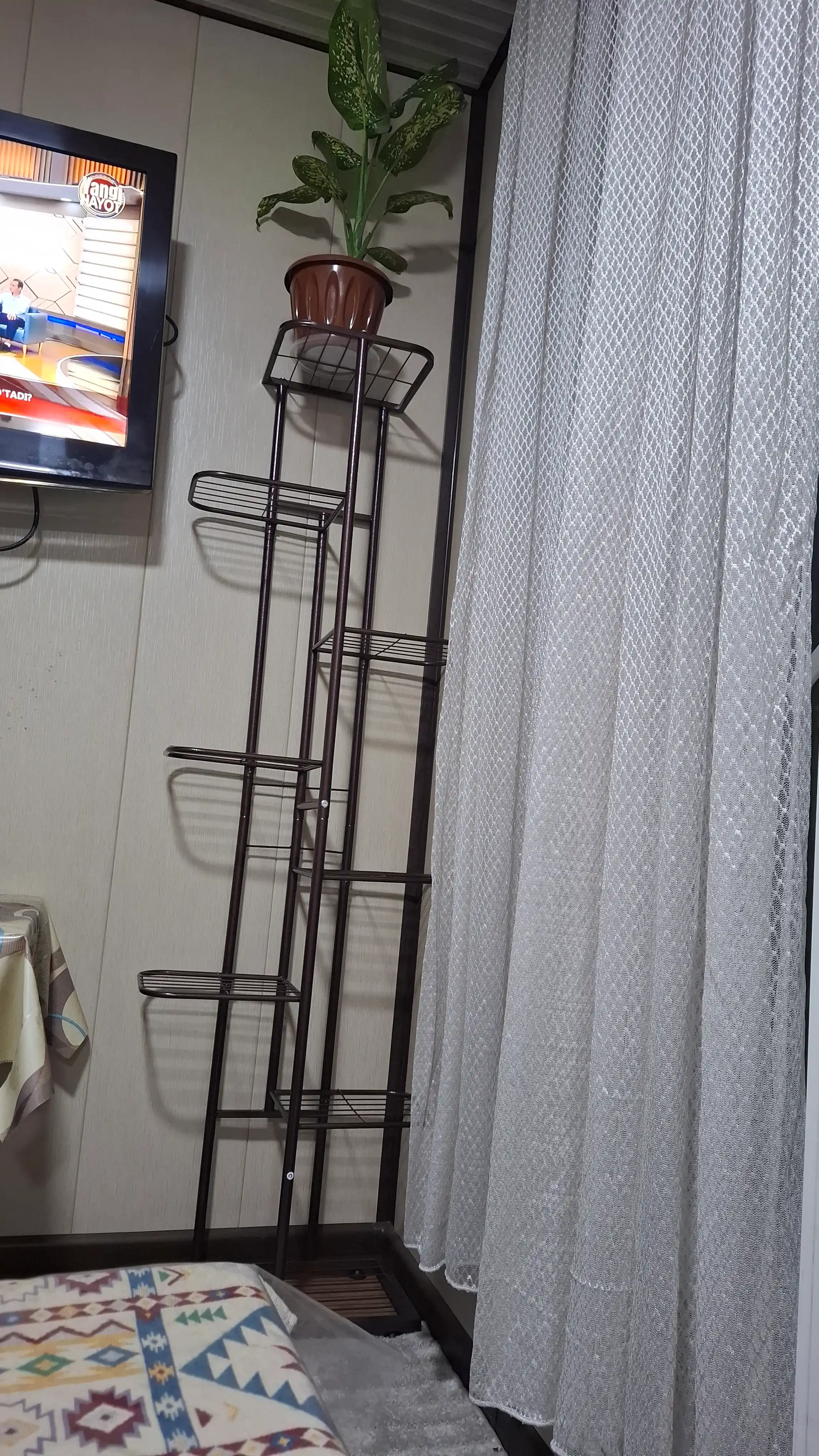 Gullar uchun metall pol tagligi