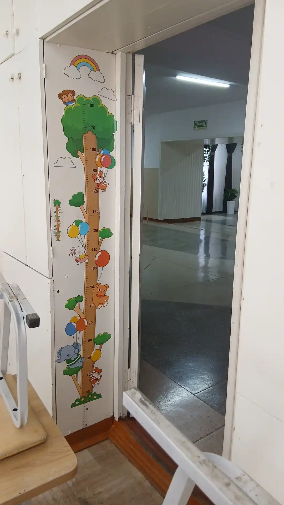 Bolalar bo‘yi o‘lchov lineykasi devorga yopishtiriladigan