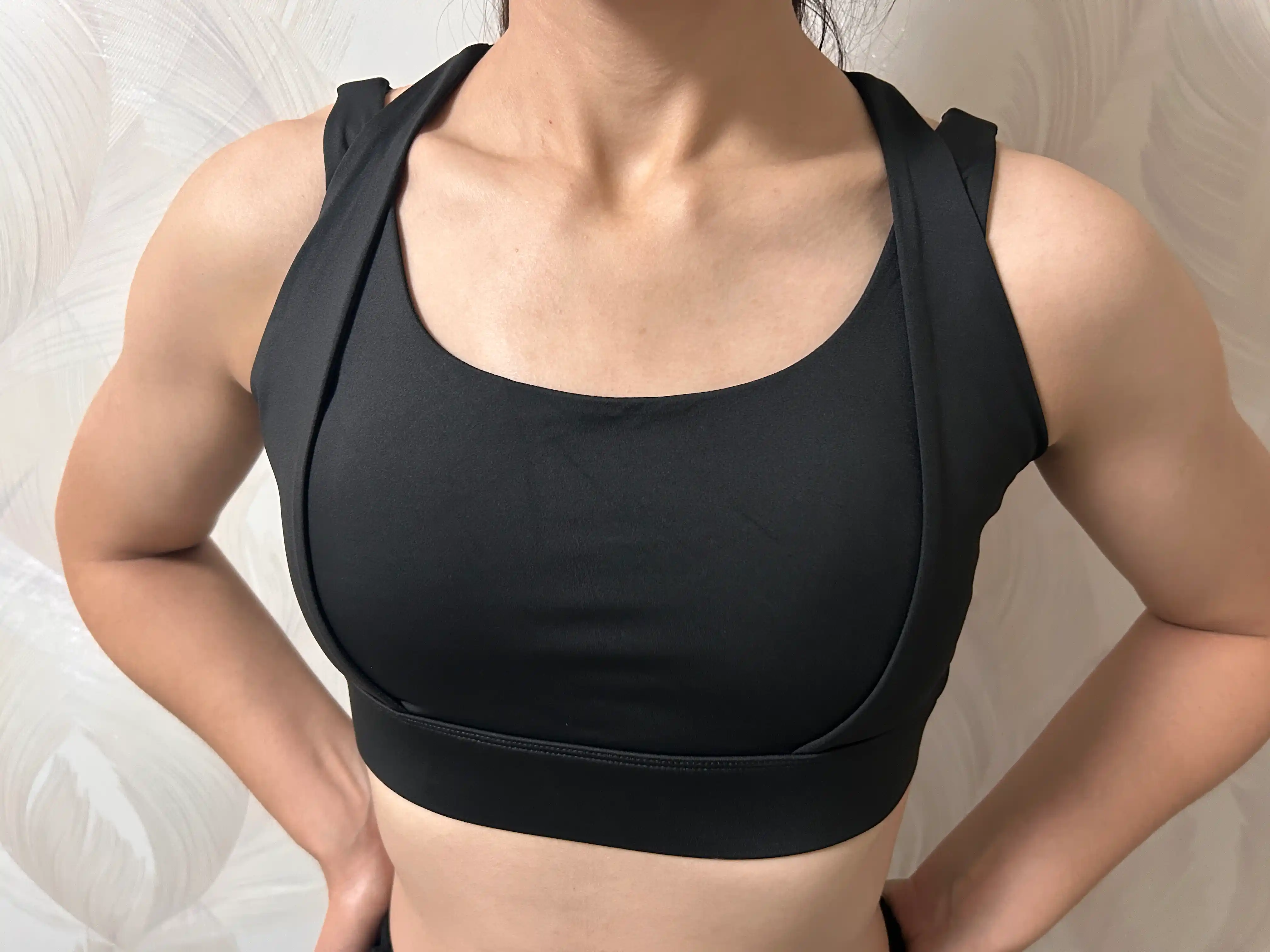 Ayollar uchun sport ust kiyimi FitUp, Fitnes uchun sport ust kiyimi, olinadigan chashkalari bilan
