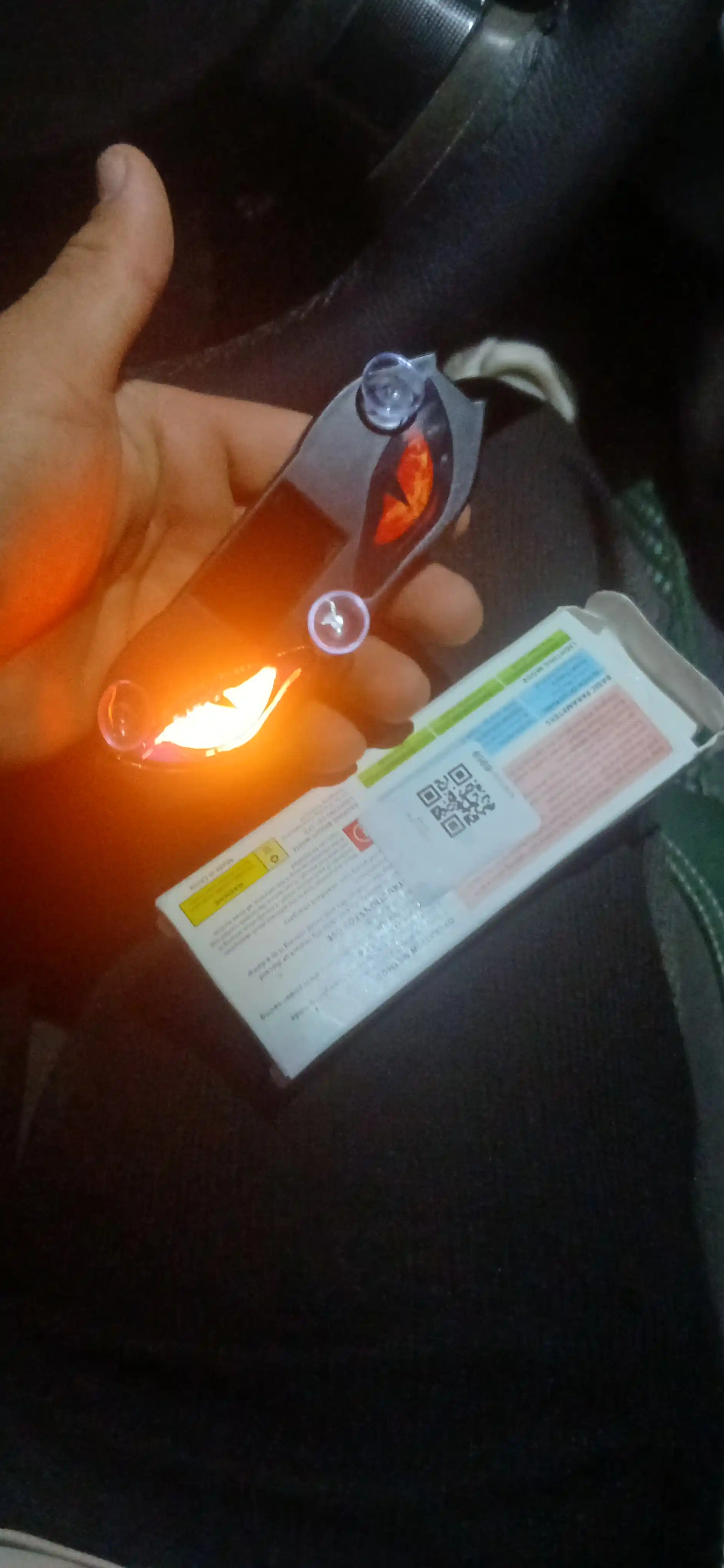 Quyosh panellari bilan ishlaydigan avtomobil oynasining LED yoritgichi