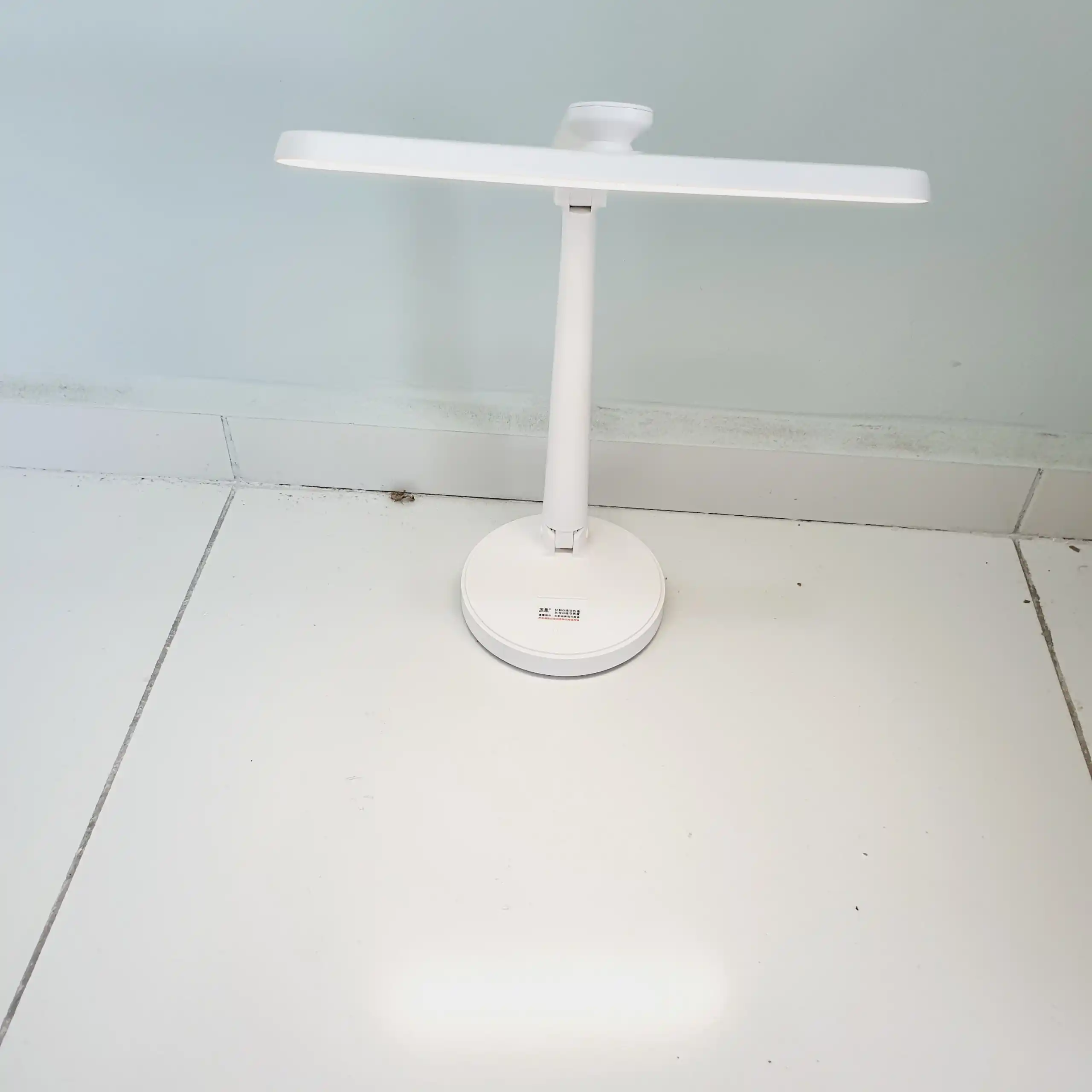 Stol lampasi LED, organizer va telefon uchun stend