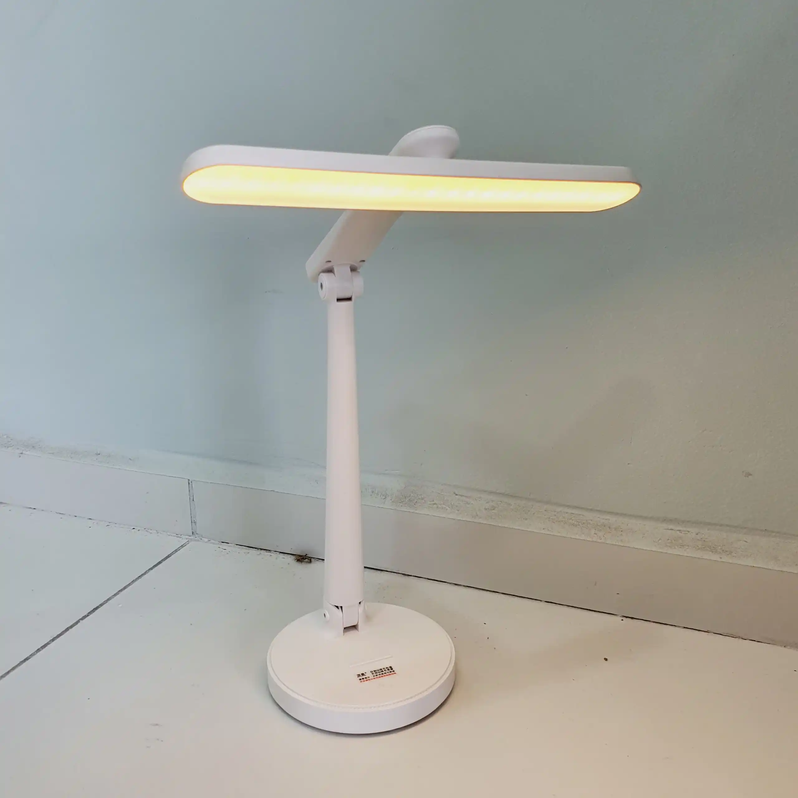 Stol lampasi LED, organizer va telefon uchun stend