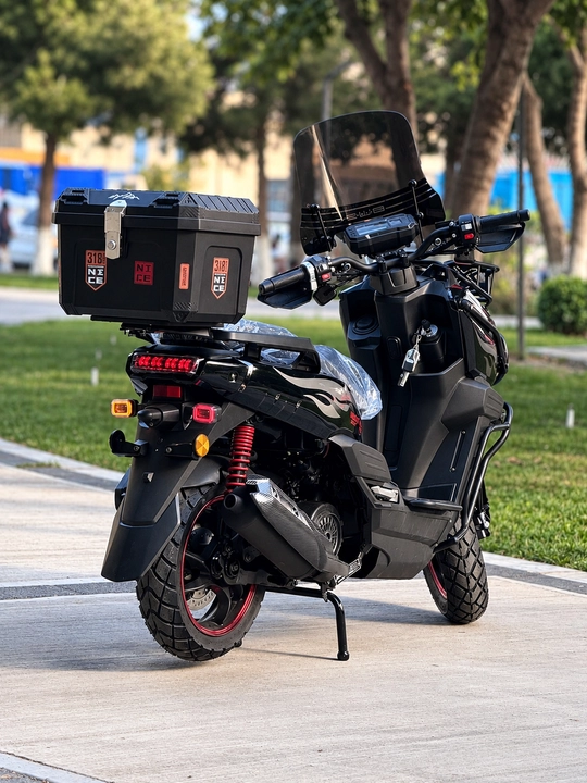 TANK 2 motoroller, 150cc, 100 km/soat, 3,5–4 l/100 km yoqilg‘i sarfi, gidravlik tormoz