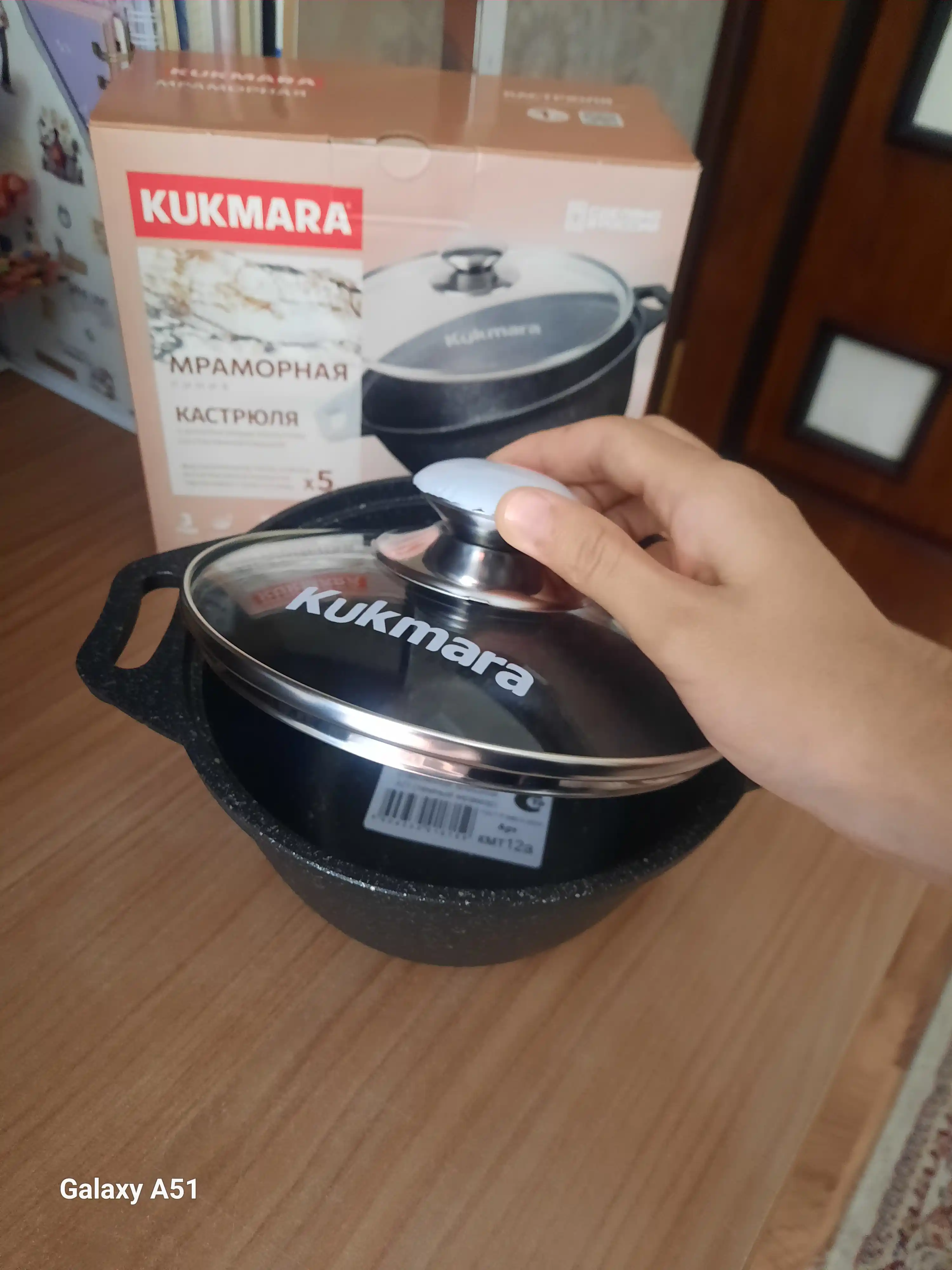 Kastryulya Kukmara, shisha qopqoq bilan, qora mramor