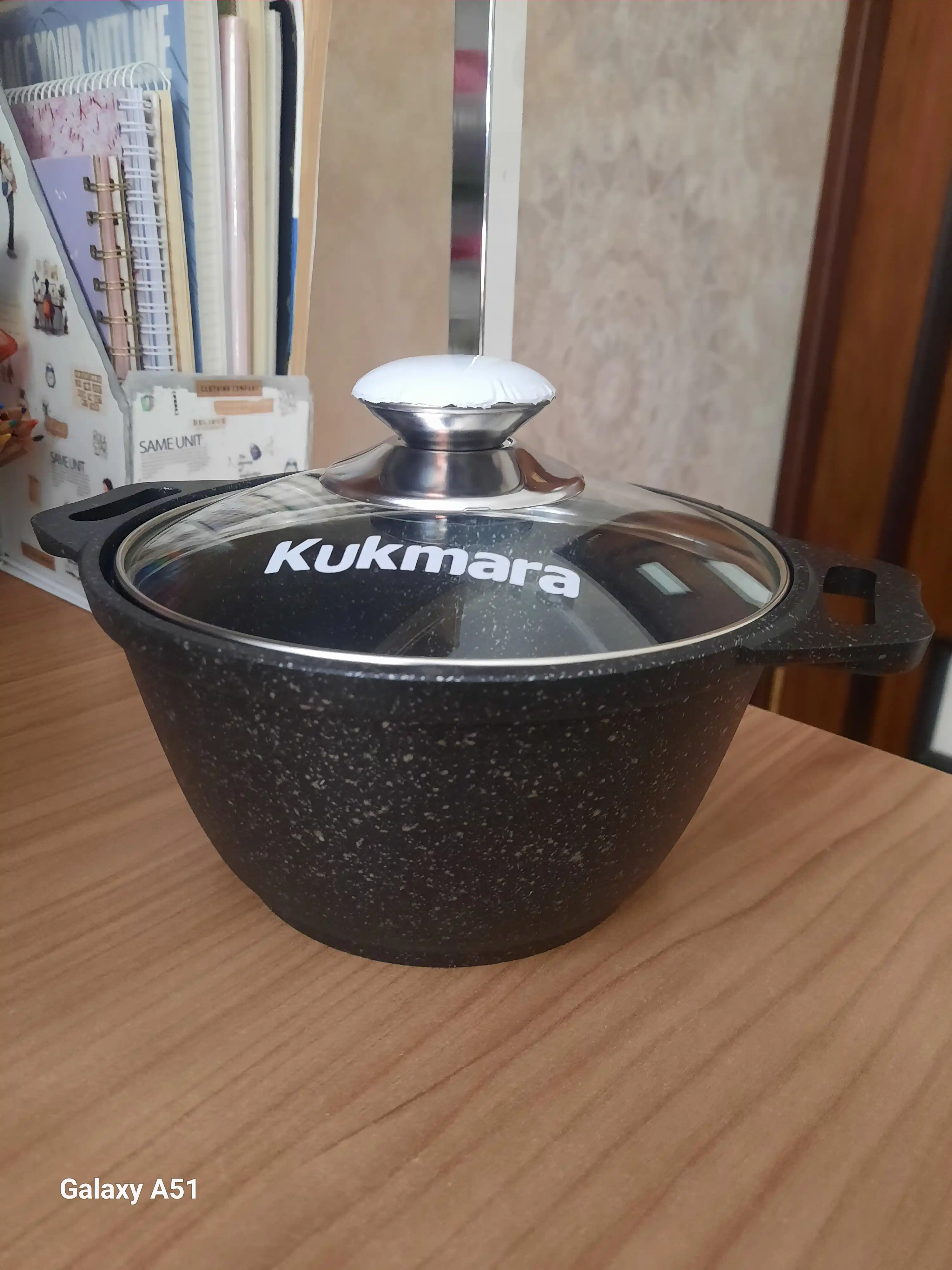 Kastryulya Kukmara, shisha qopqoq bilan, qora mramor