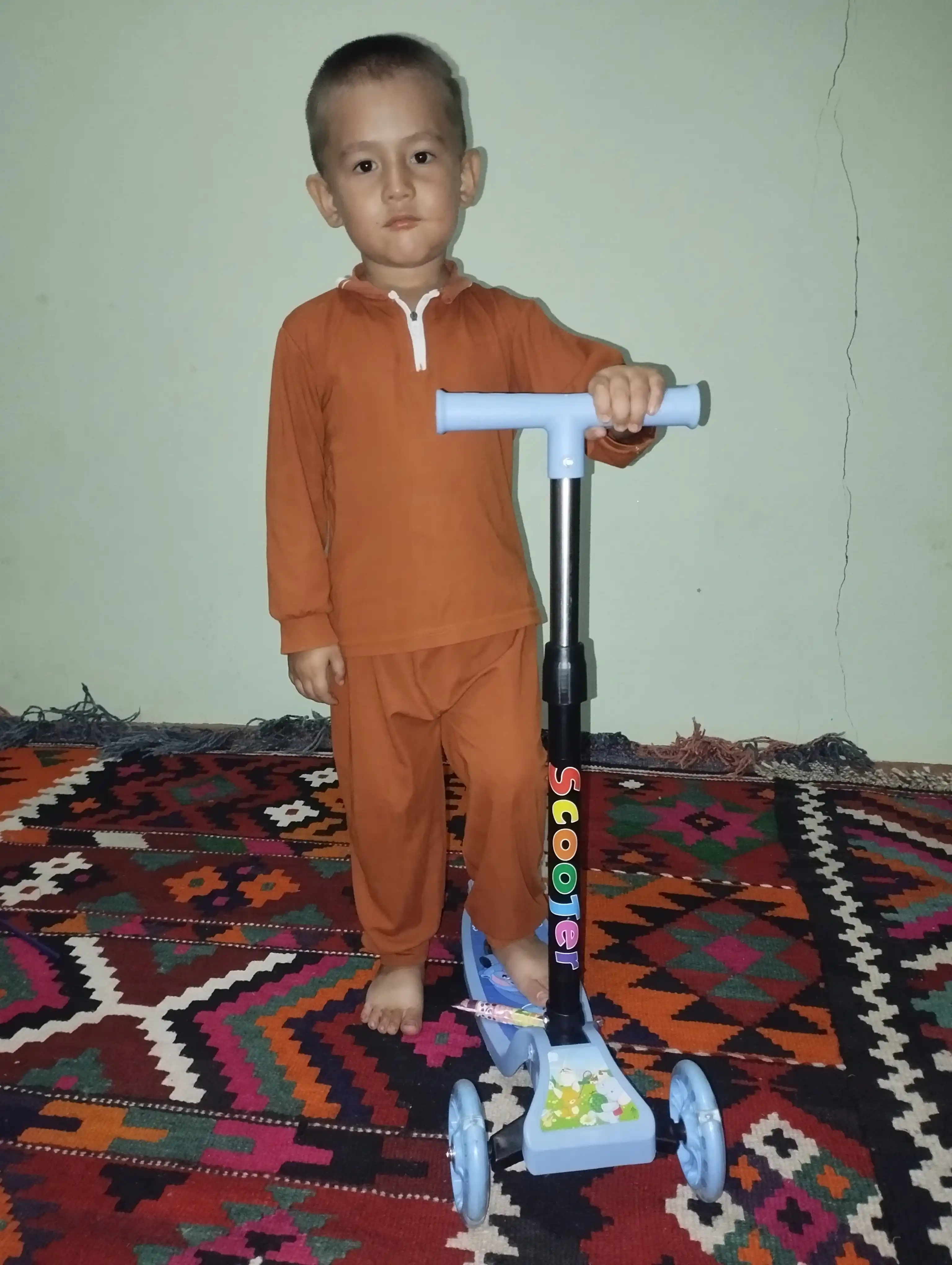 Bolalar uch g‘ildirakli yig‘ma samokati, yoritiladigan g‘ildiraklar va sozlanadigan rul