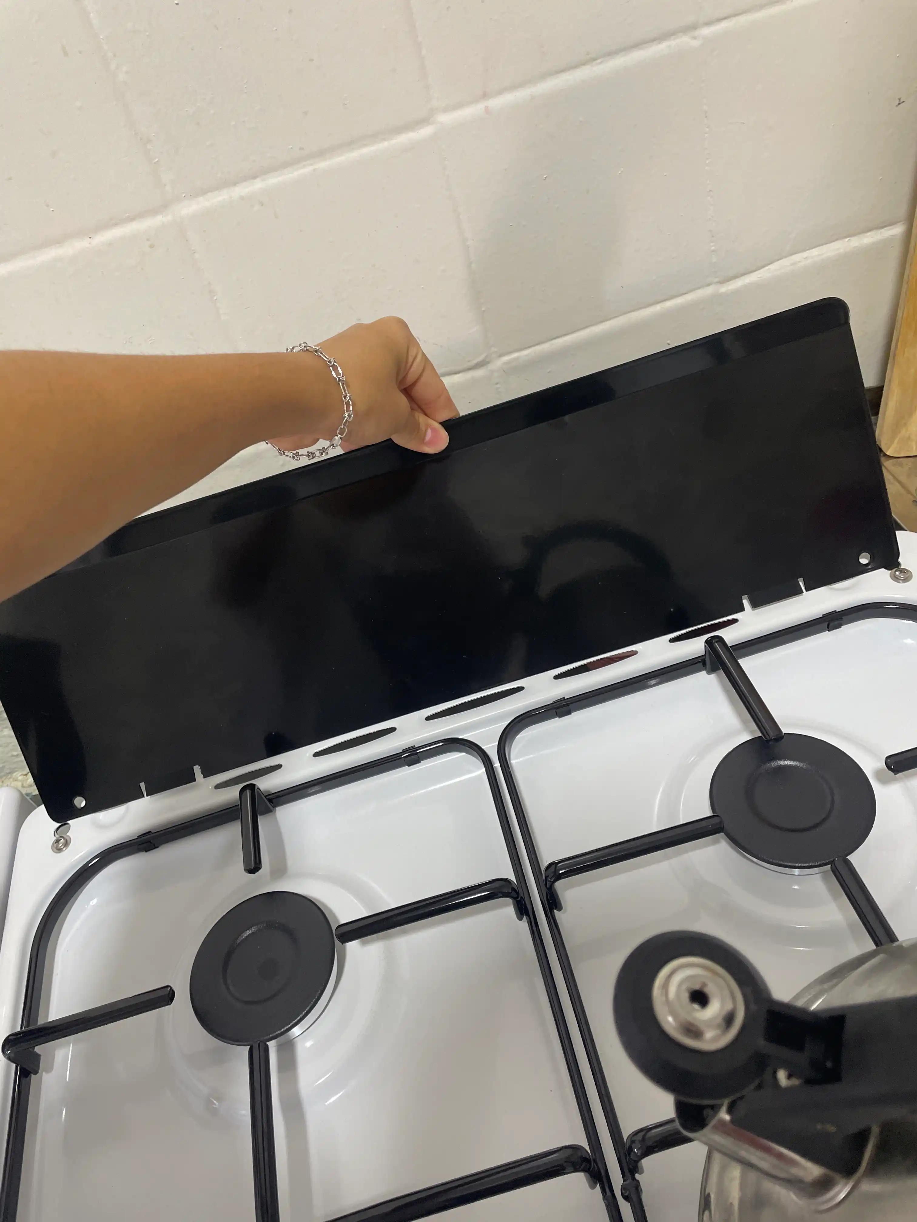 Gaz plitasi Ferre 57l, 4 gaz gorelka, temir panjara, katta hajmli duxovka