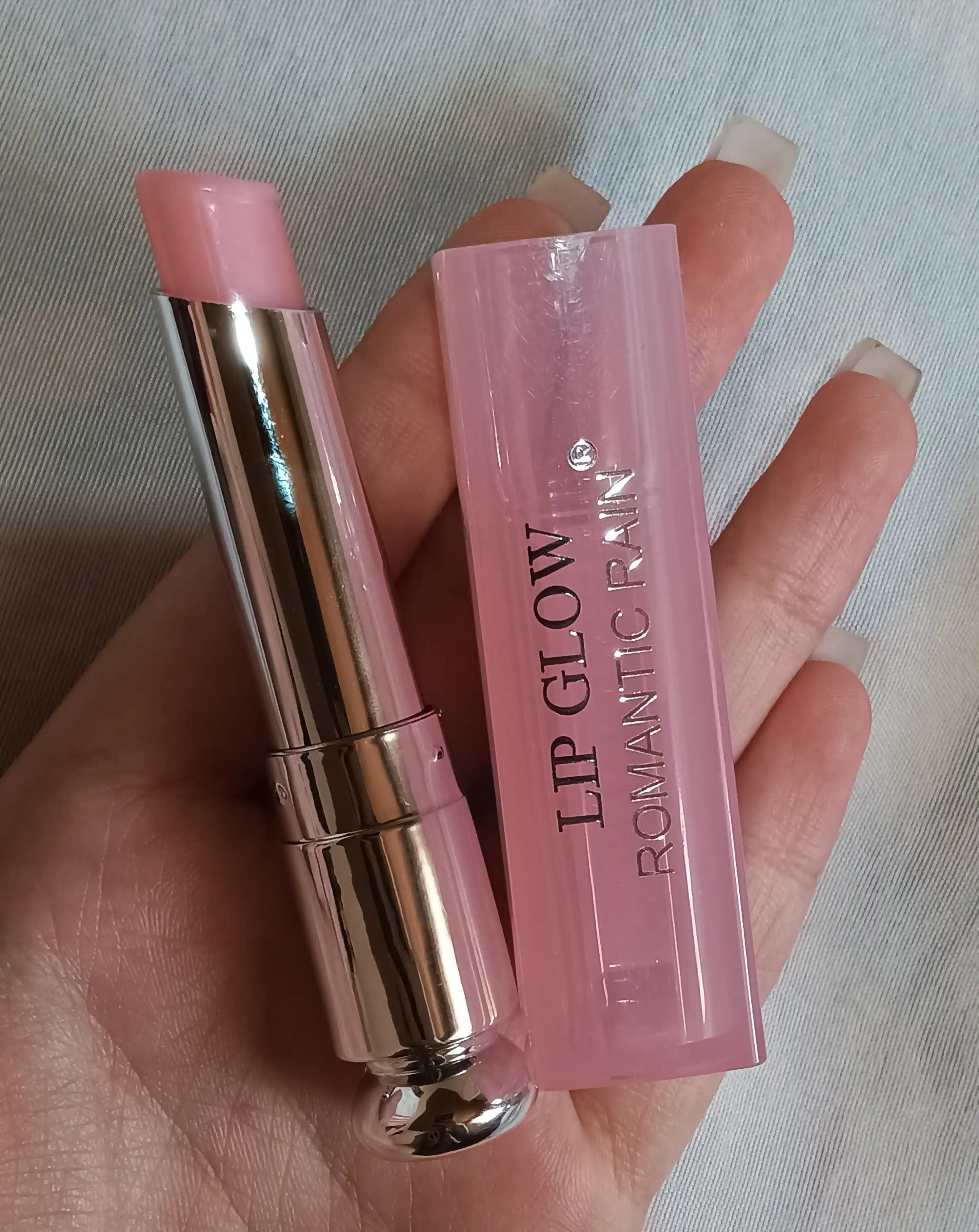Lip Glow Romantic Rain – Lablar uchun namlantiruvchi rang beruvchi balzam