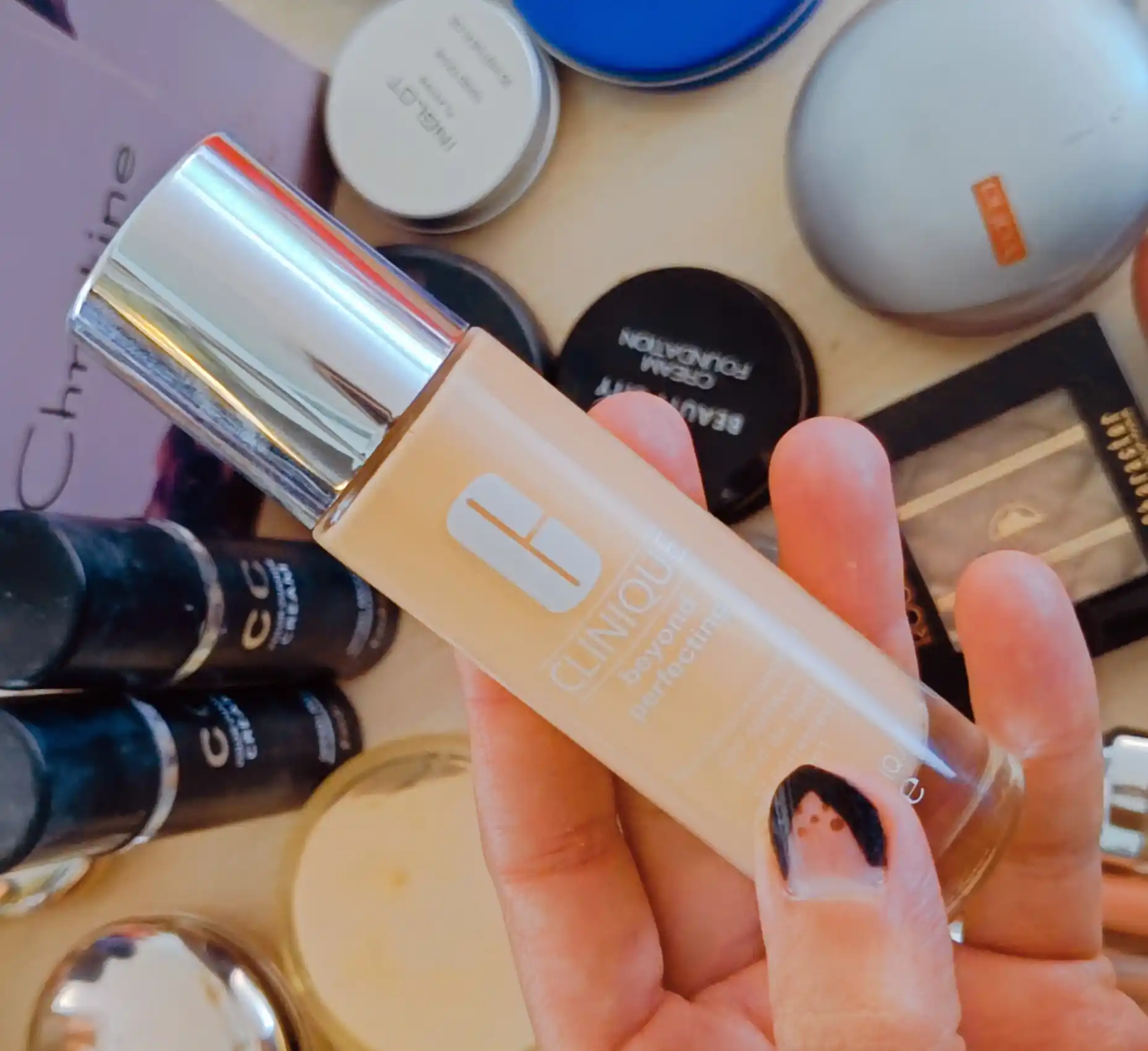 Clinique Матирующий тональный крем и консилер 2 в 1 SPF 50