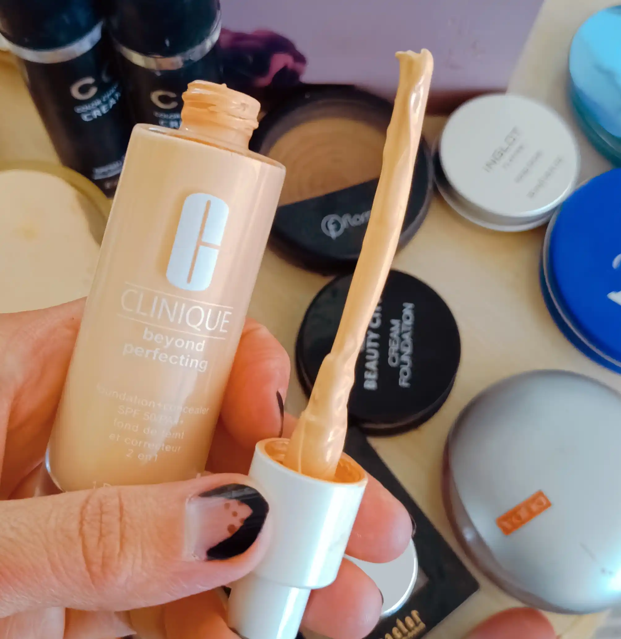 Clinique Матирующий тональный крем и консилер 2 в 1 SPF 50