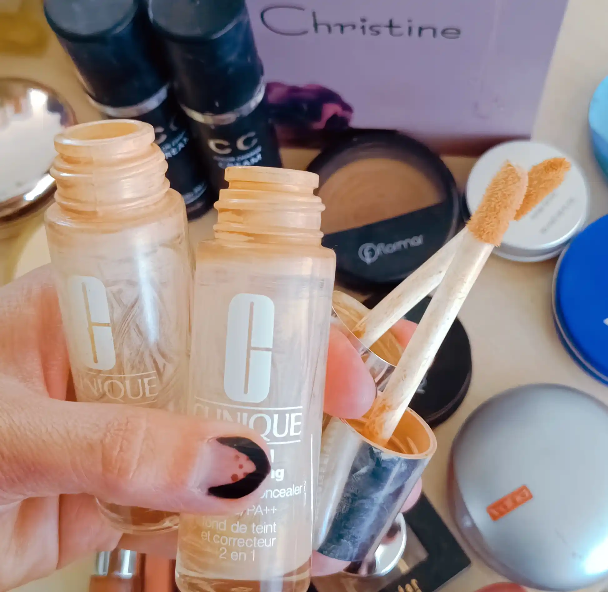 Clinique Матирующий тональный крем и консилер 2 в 1 SPF 50
