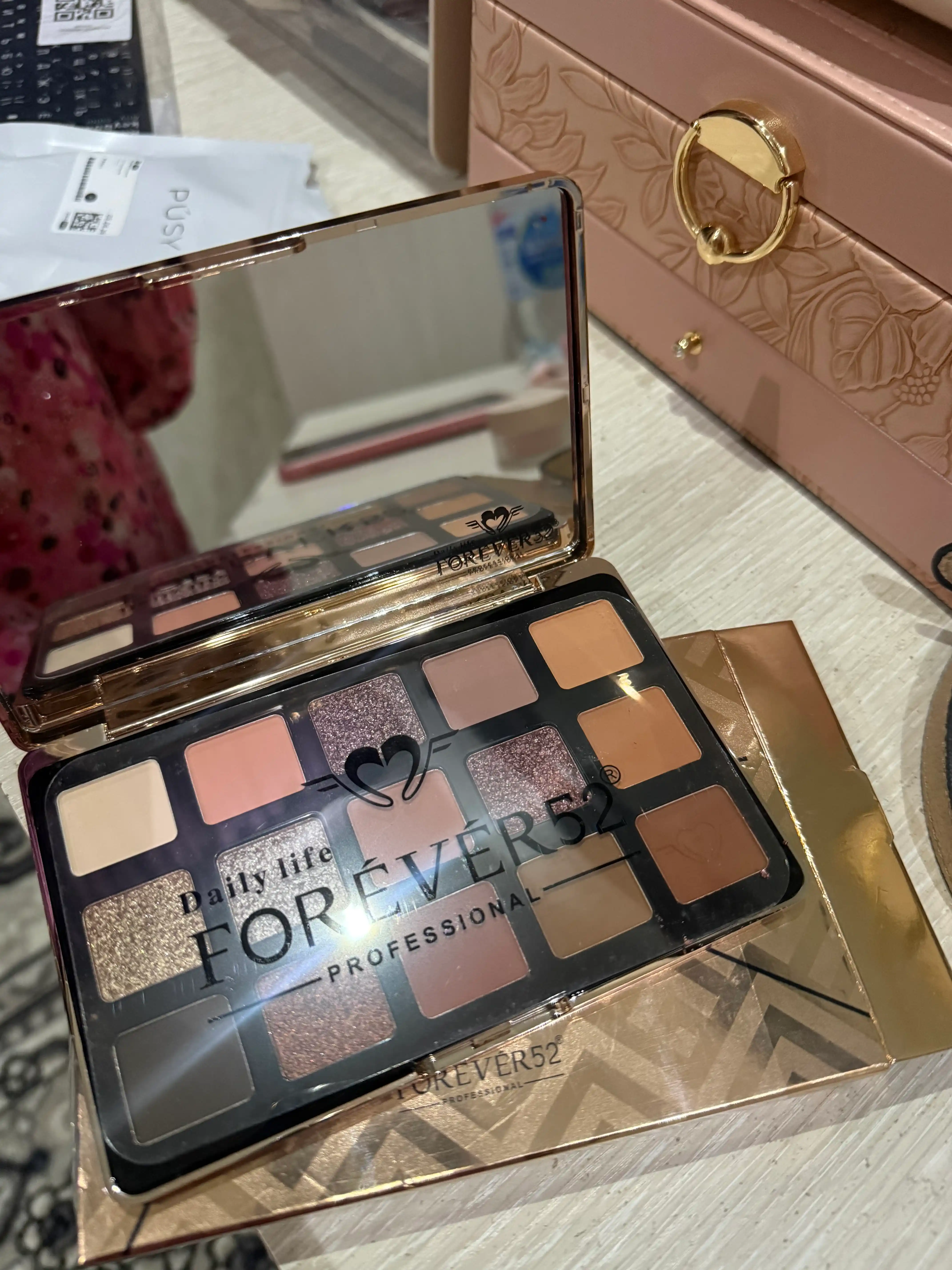 Forever 52 Maglque 15 color eyeshadow, 15 ta rangdan iborat tenlar palitrasi, 15 gr