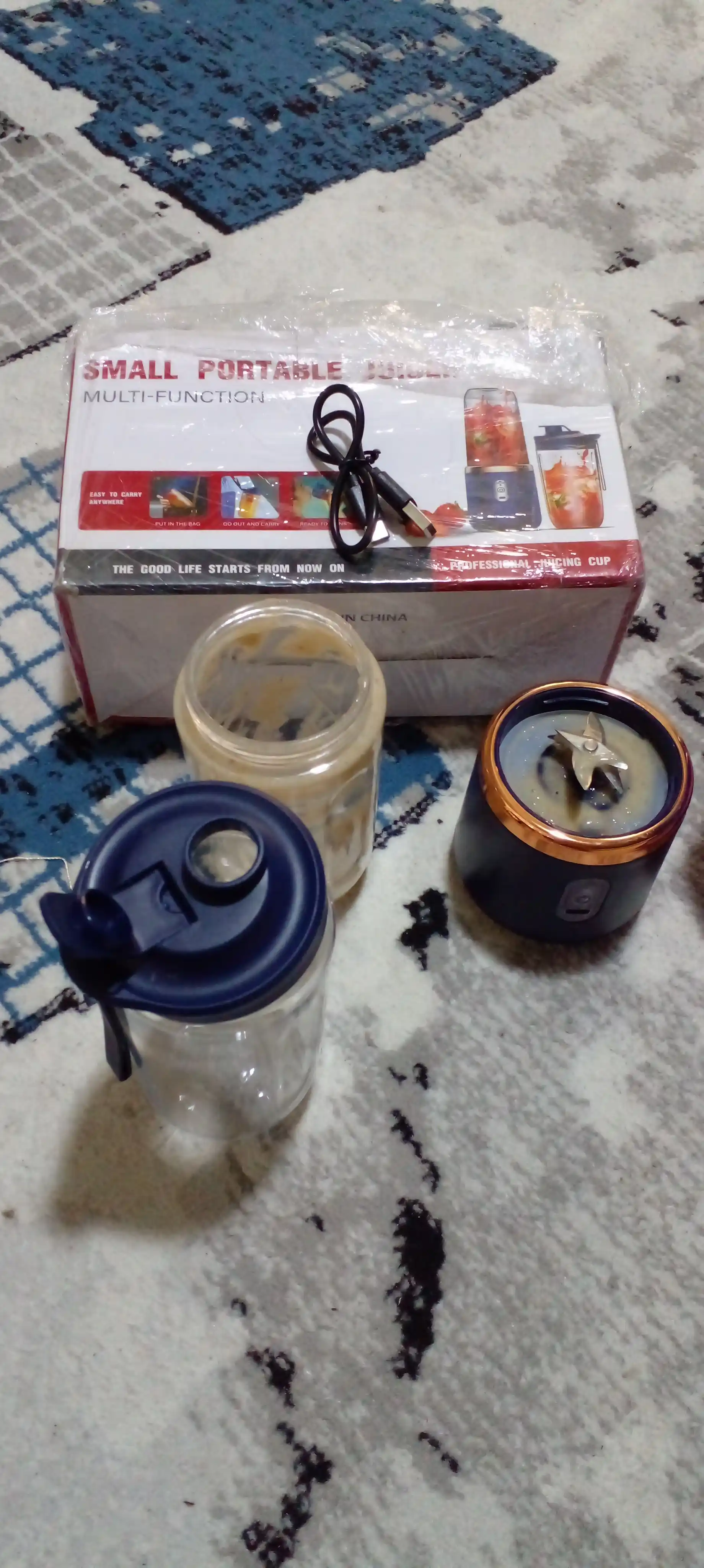 Smuzi va kokteyllar uchun simsiz mini blender, portativ