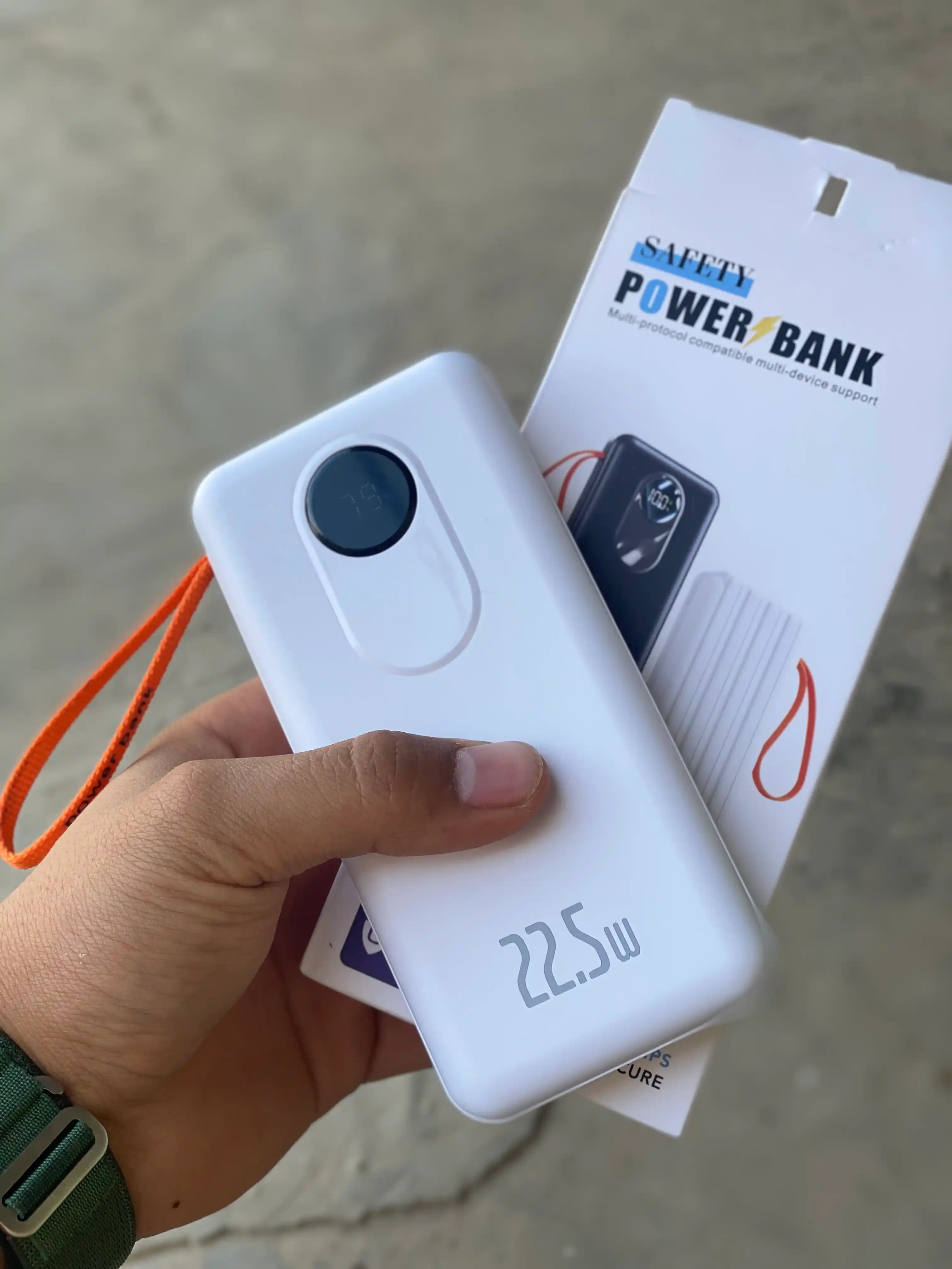 Power Bank 20000 mAh 22.5W с ремешком, встроенными кабелями, фонариком и быстрой зарядкой