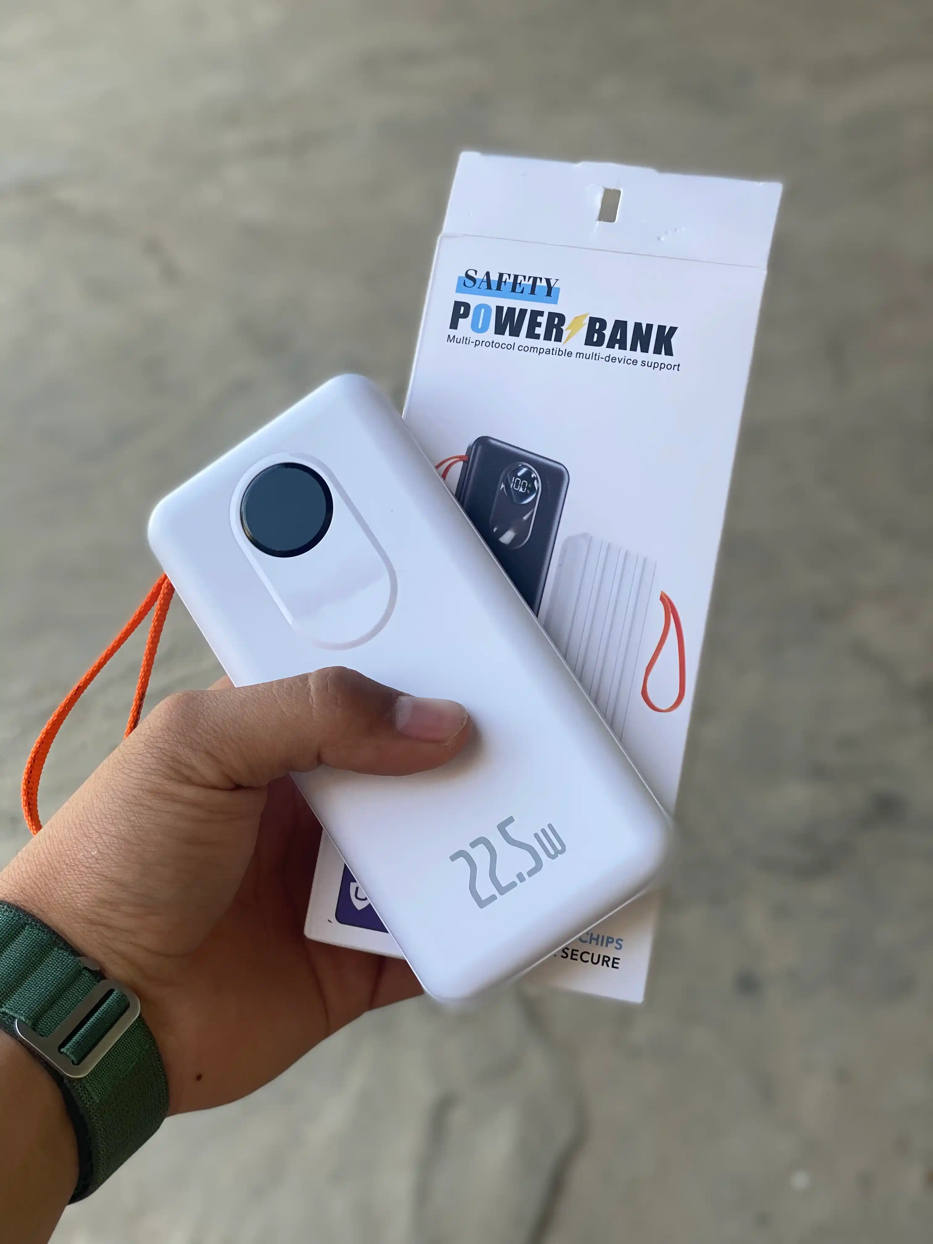 Power Bank 20000 mAh 22.5W с ремешком, встроенными кабелями, фонариком и быстрой зарядкой