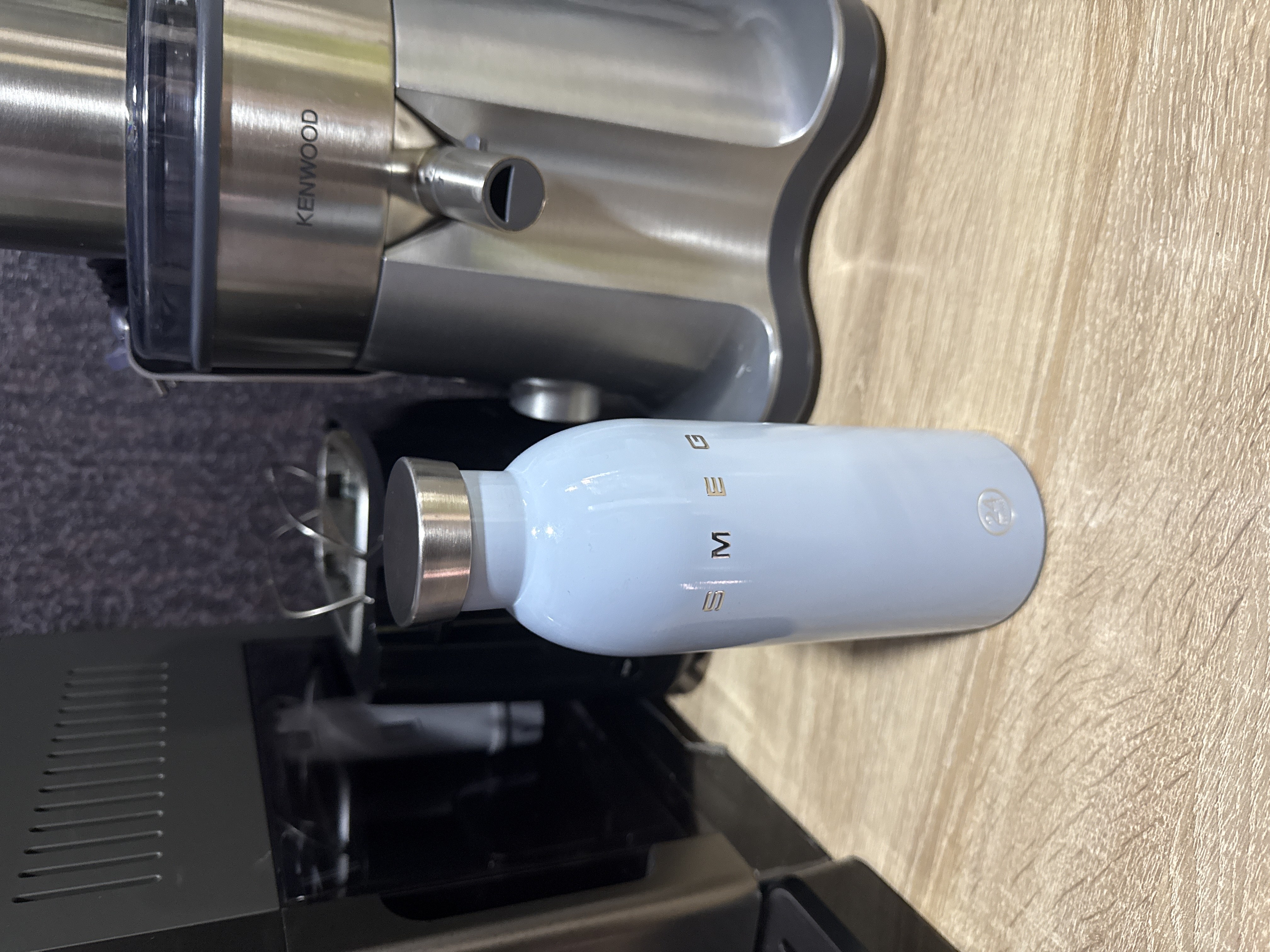 SMEG termobutilkasi, 24 Bottles model issiqlikni 12 soat, sovuqni 24 soat saqlaydi, 500 ml