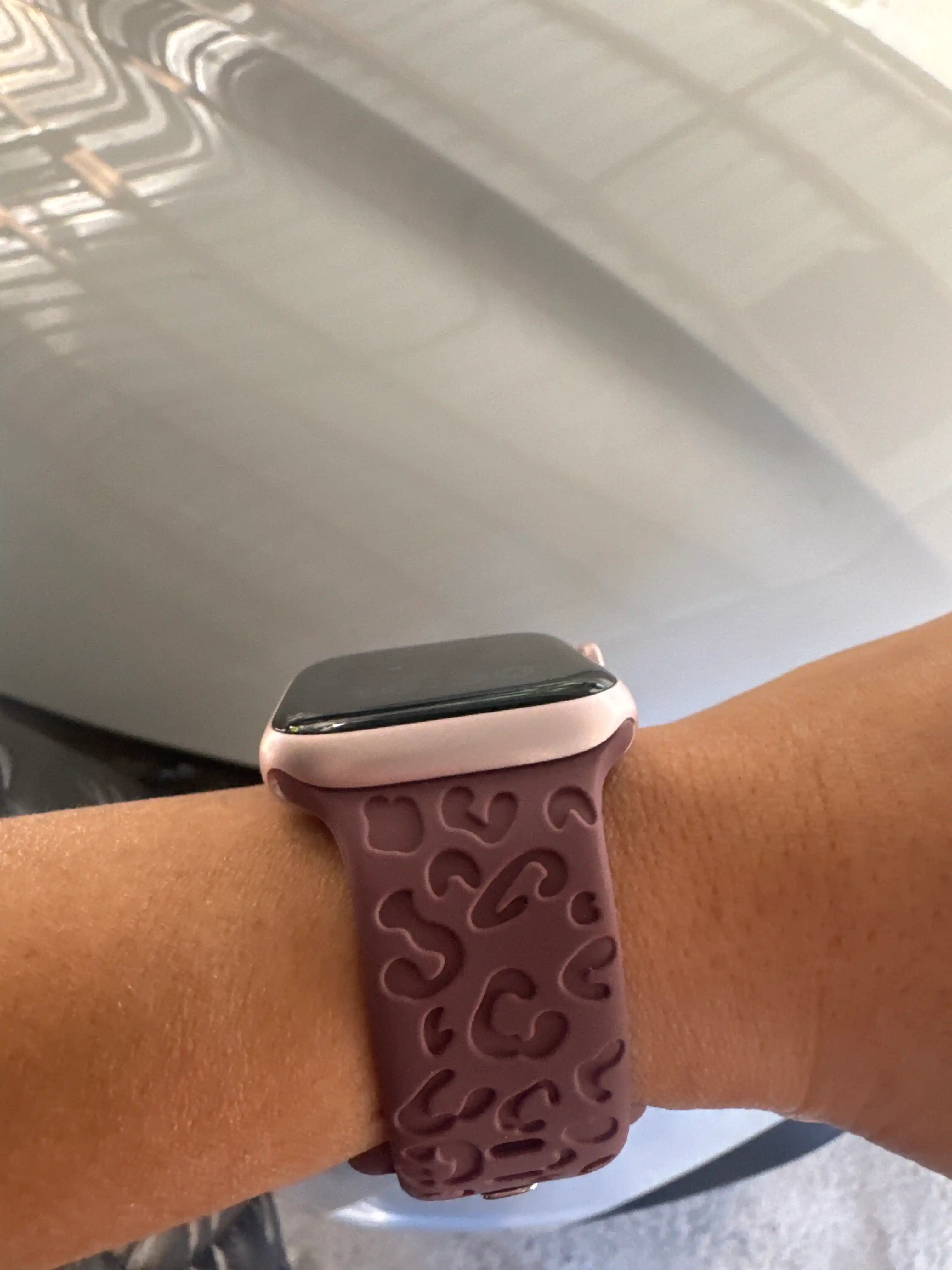 Ремешок для Apple Watch силиконовый, бордовый, с рельефным узором