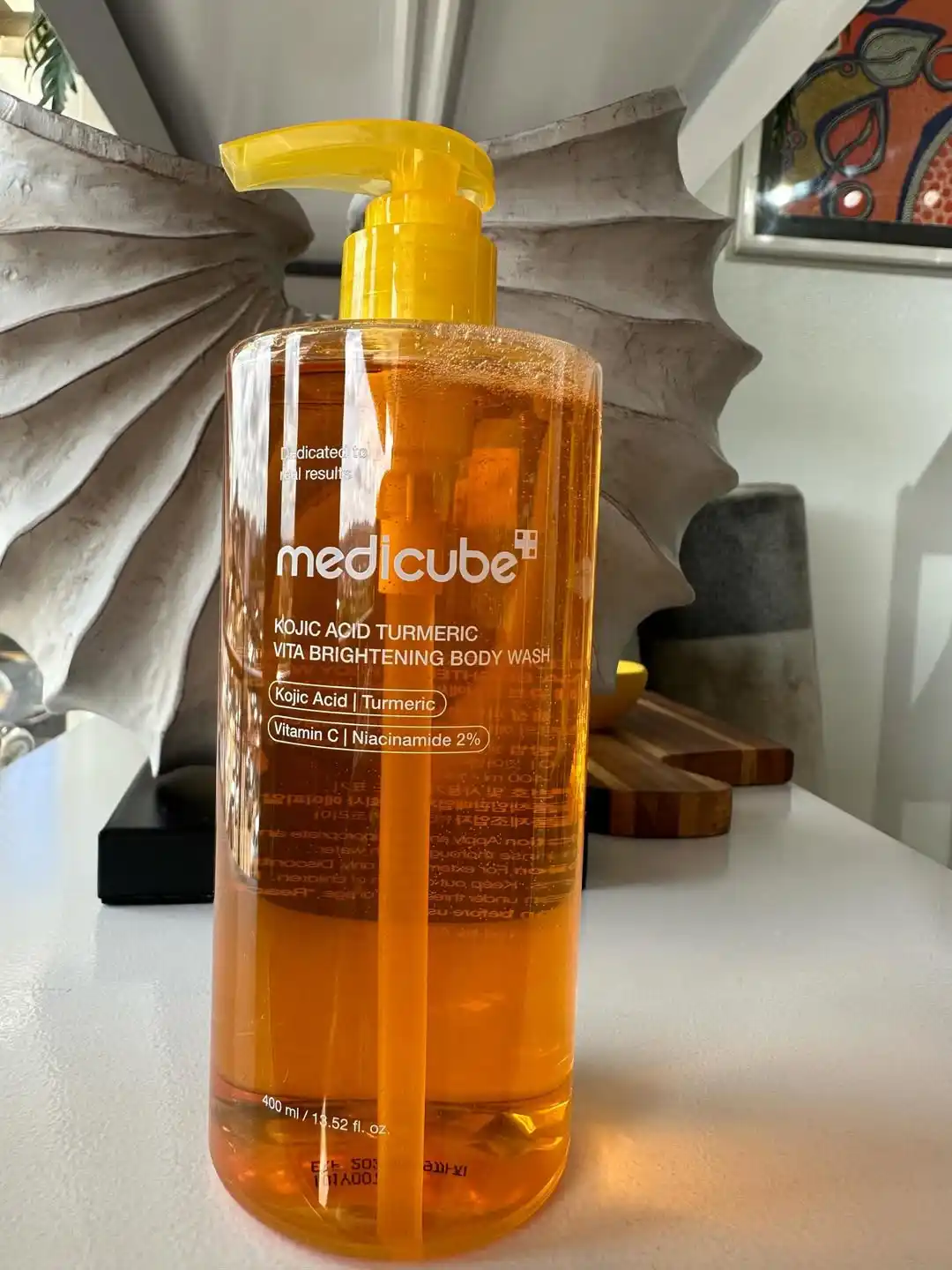 Medicube Kojic Acid — Oqartiruvchi dush geli, kojik kislotasi va zarchava bilan