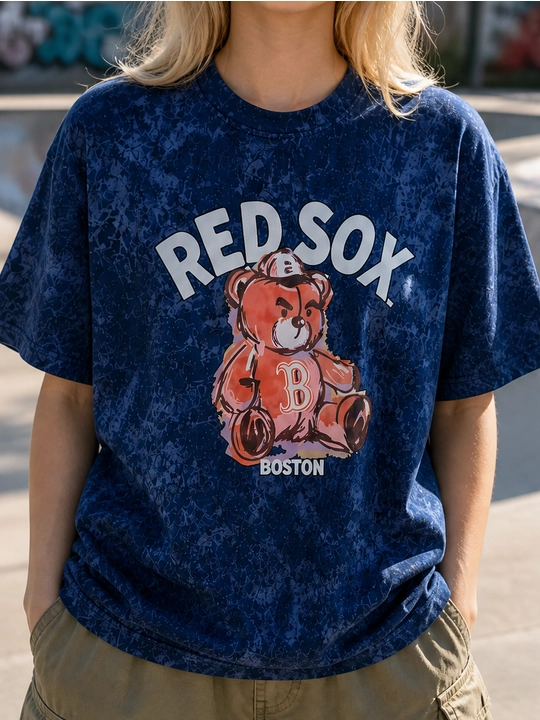 Red Sox va ayiq tasviri tushirilgan, kalta yengli, katta o‘lchamli ayollar paxtali futbolkasi