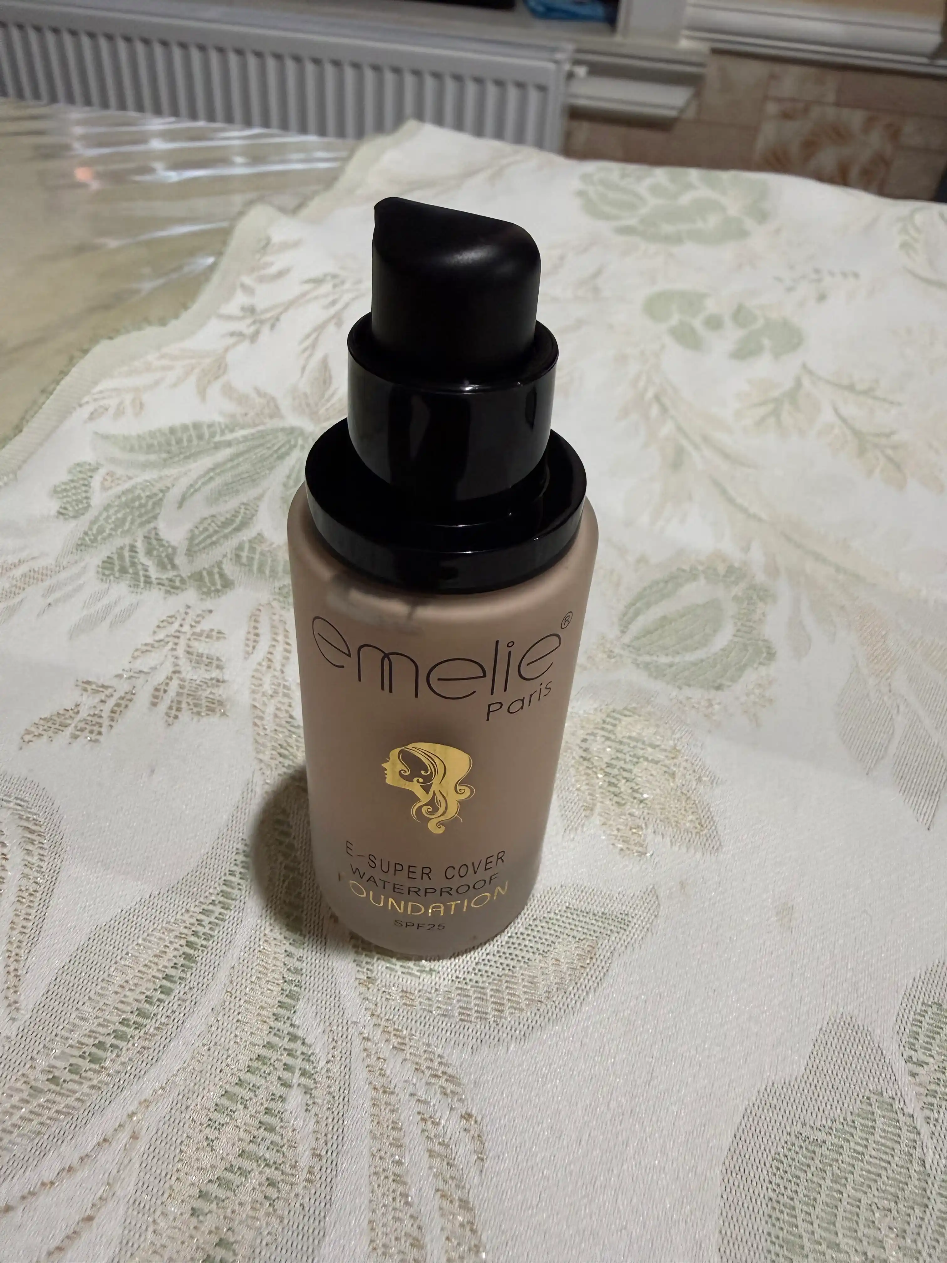 Emelie tonal kremi yuz uchun SPF 25, namlovchi, mat 01 va 02 ton, 45 ml