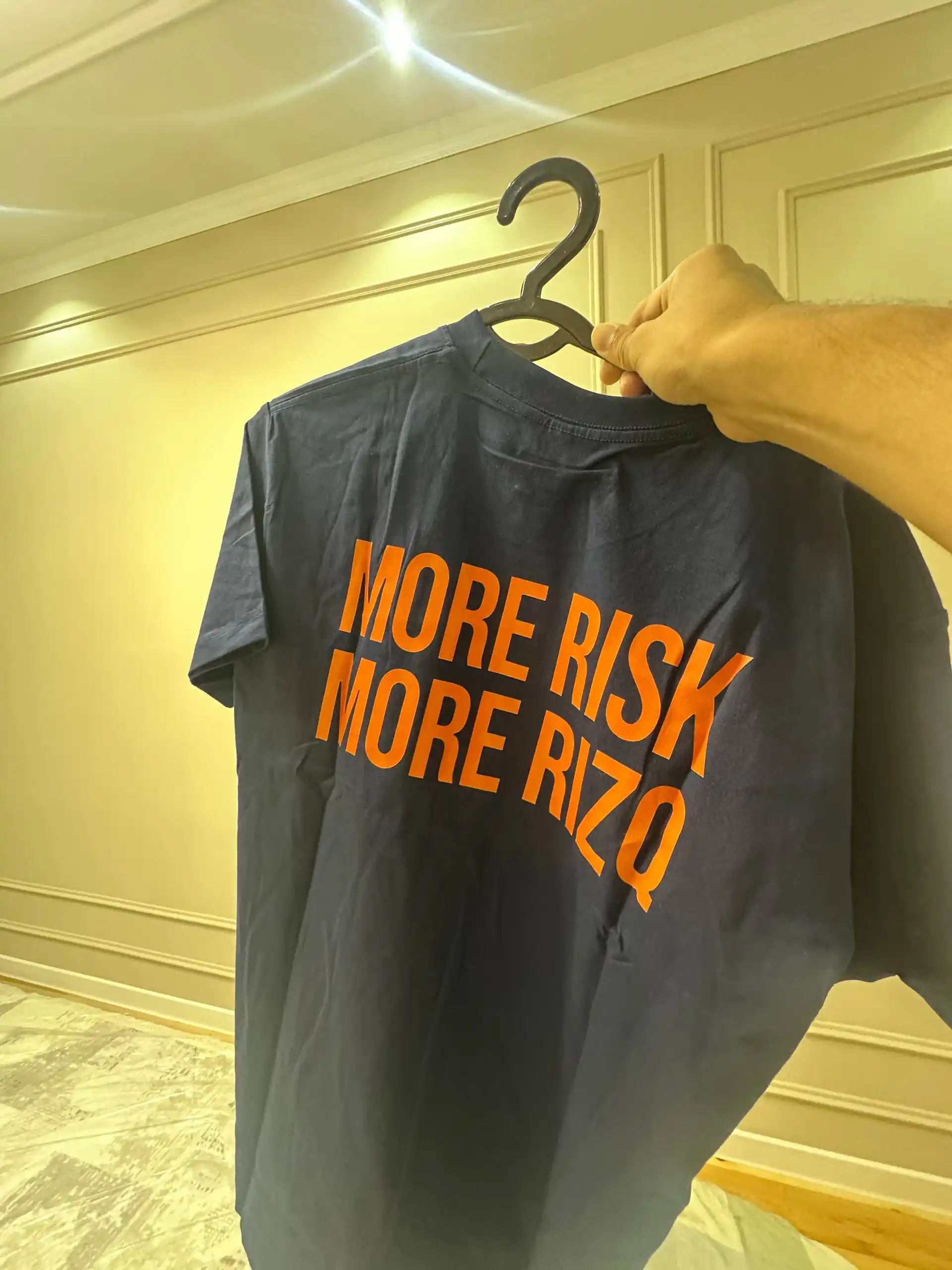 Regular fit "MORE RISK MORE RIZQ" futbolkasi, 100% yuqori sifatli paxta, Unisex, Streetwear