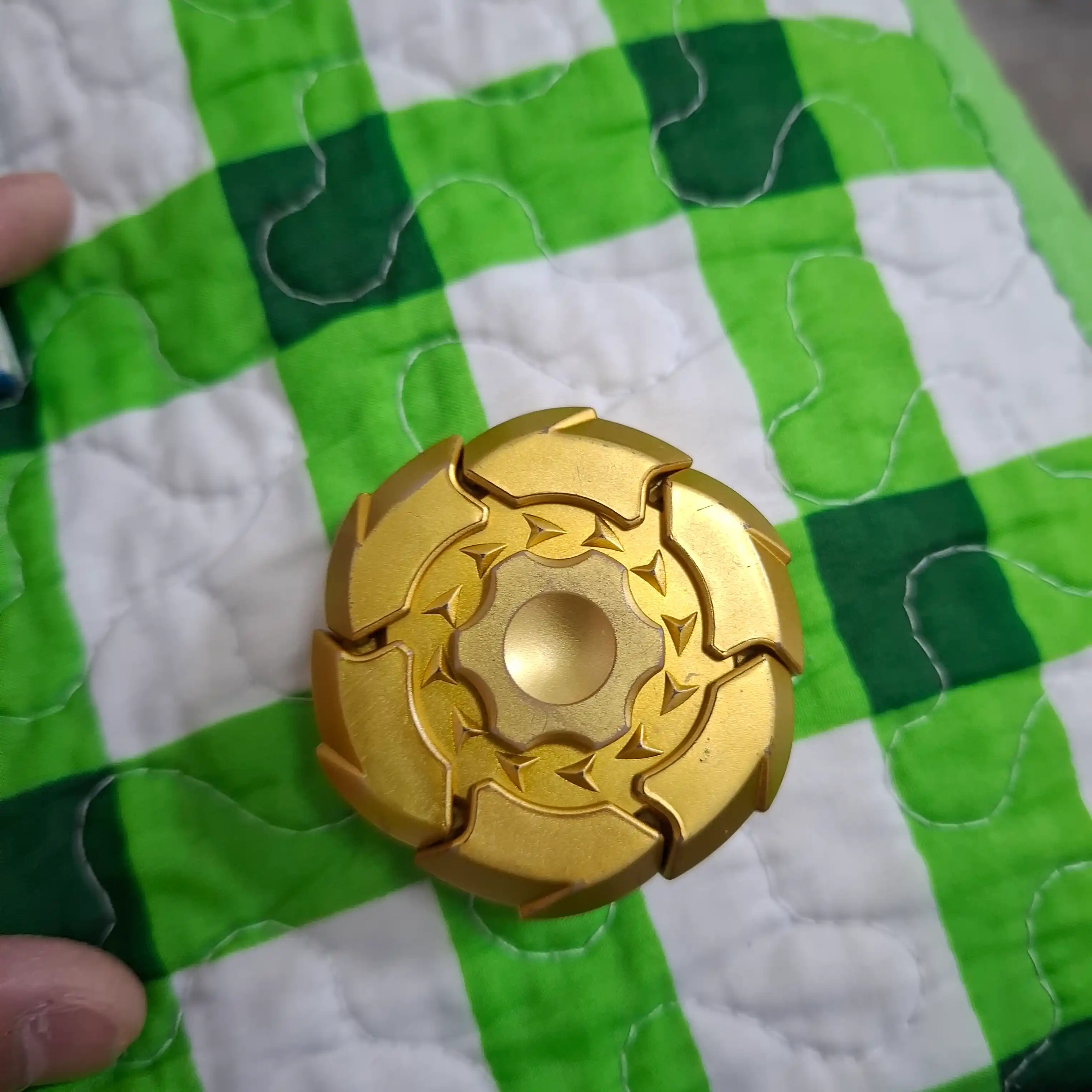 Magnitli spinner, antistress o‘yinchoq, aylanganda ochiladi