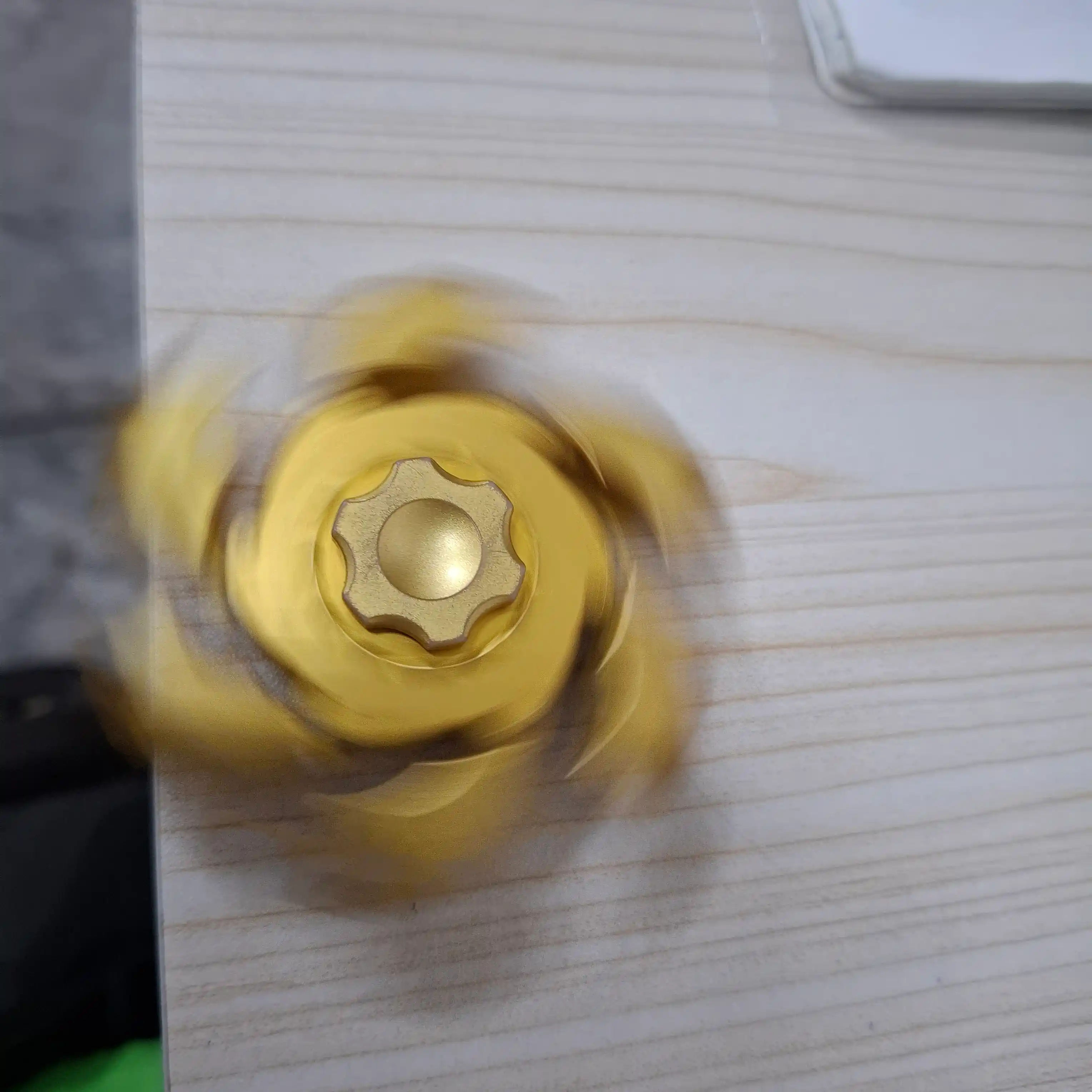 Magnitli spinner, antistress o‘yinchoq, aylanganda ochiladi
