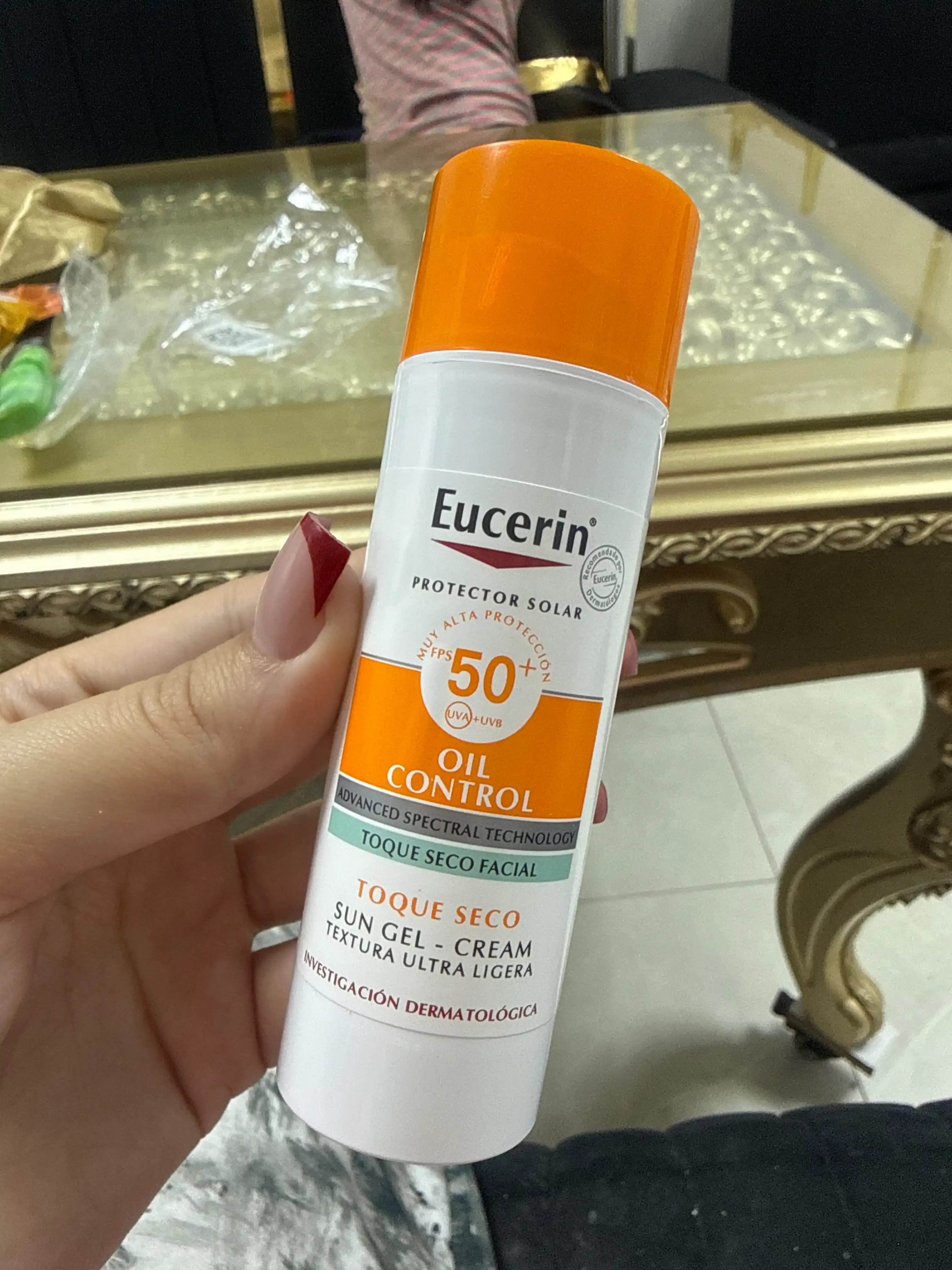 Eucerin Oil Control Sun Fluid SPF 50+ yog‘lanishga qarshi quyoshdan himoyalovchi gel-krem