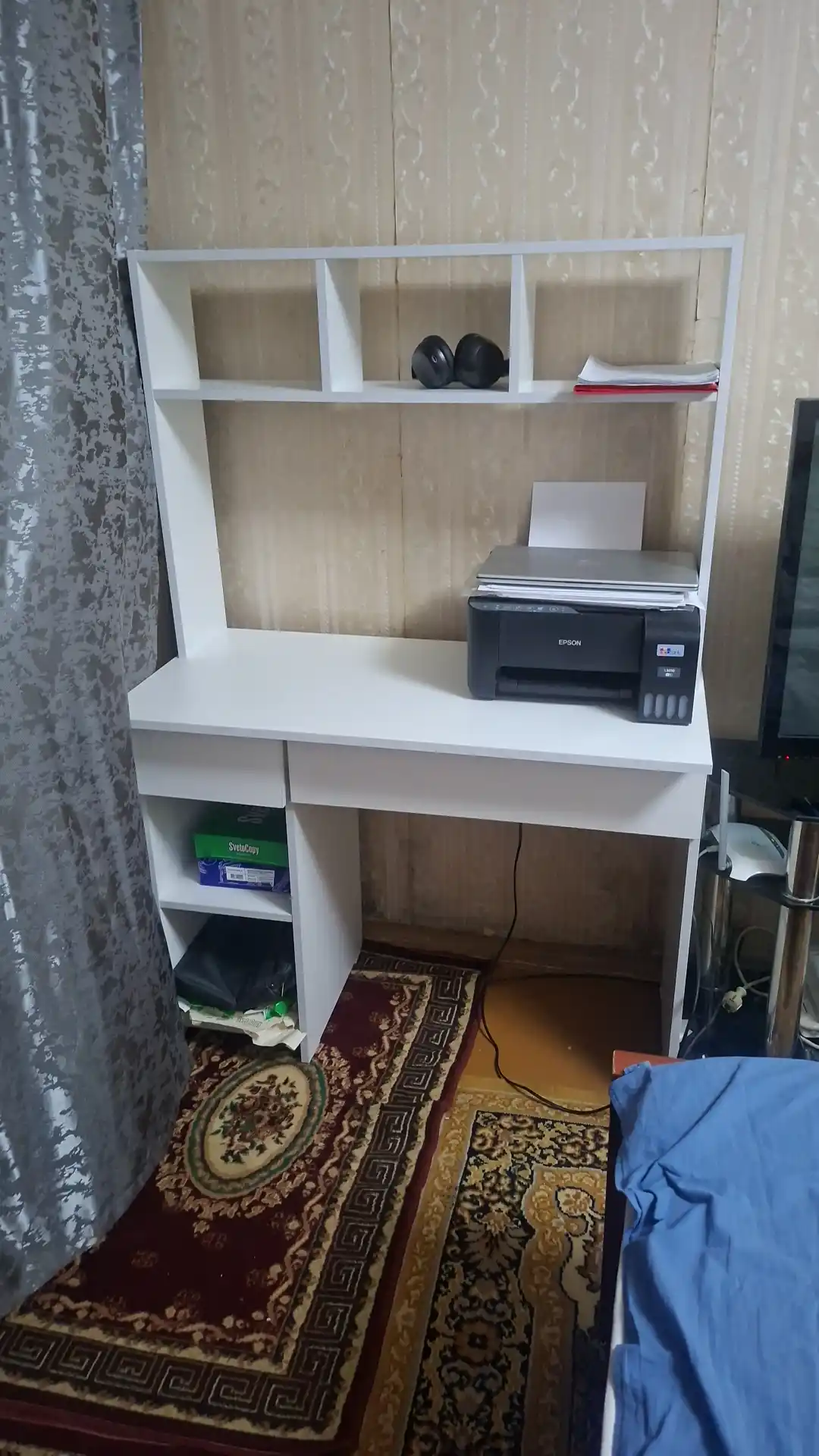 Функциональный компьютерный стол с верхними полками и рабочей поверхностью для дома, офиса