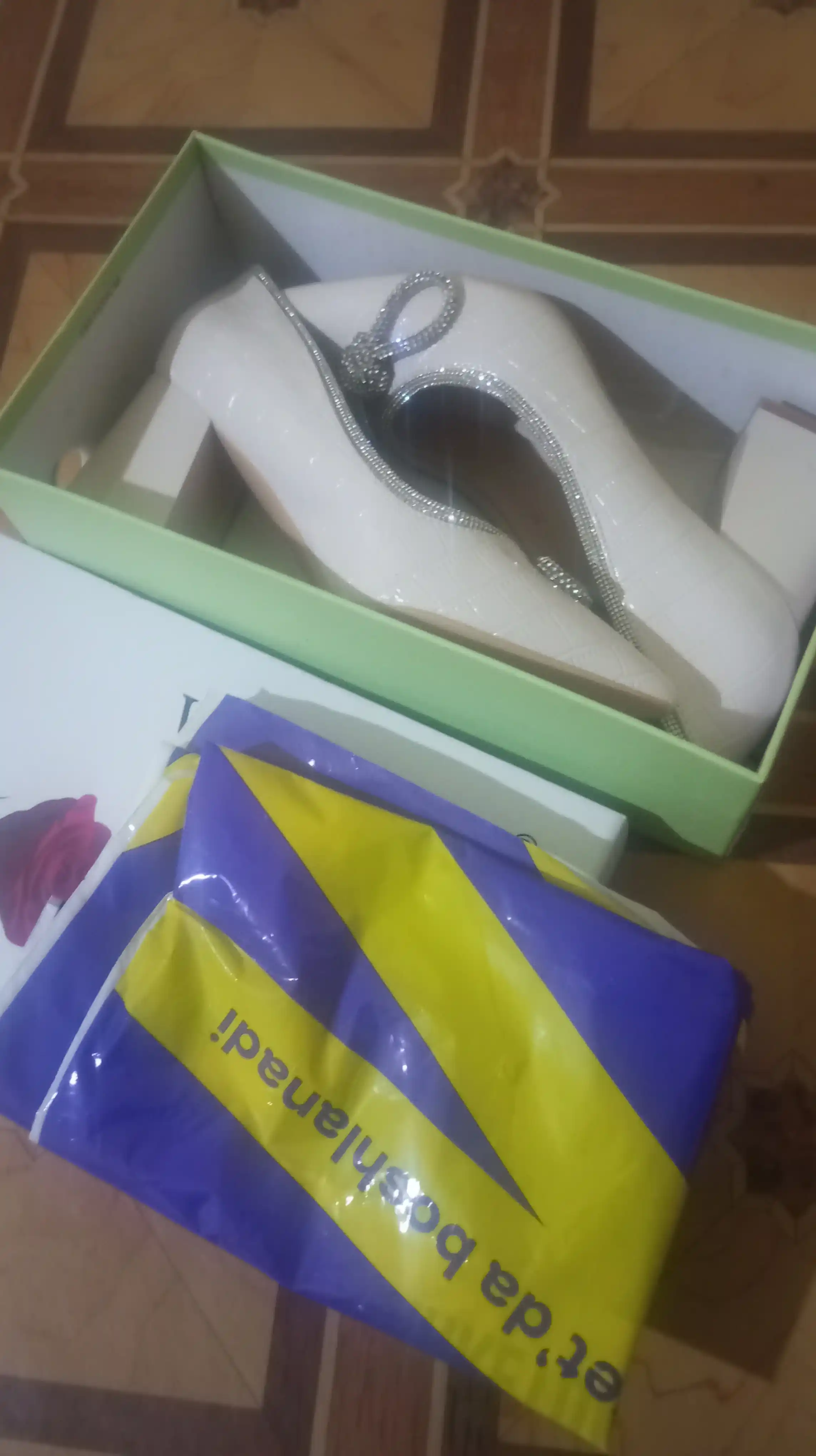 Ayollar oyoq kiyimi, ayollar uchun klassik, o’tkir uchli, barqaror poshnali tufl