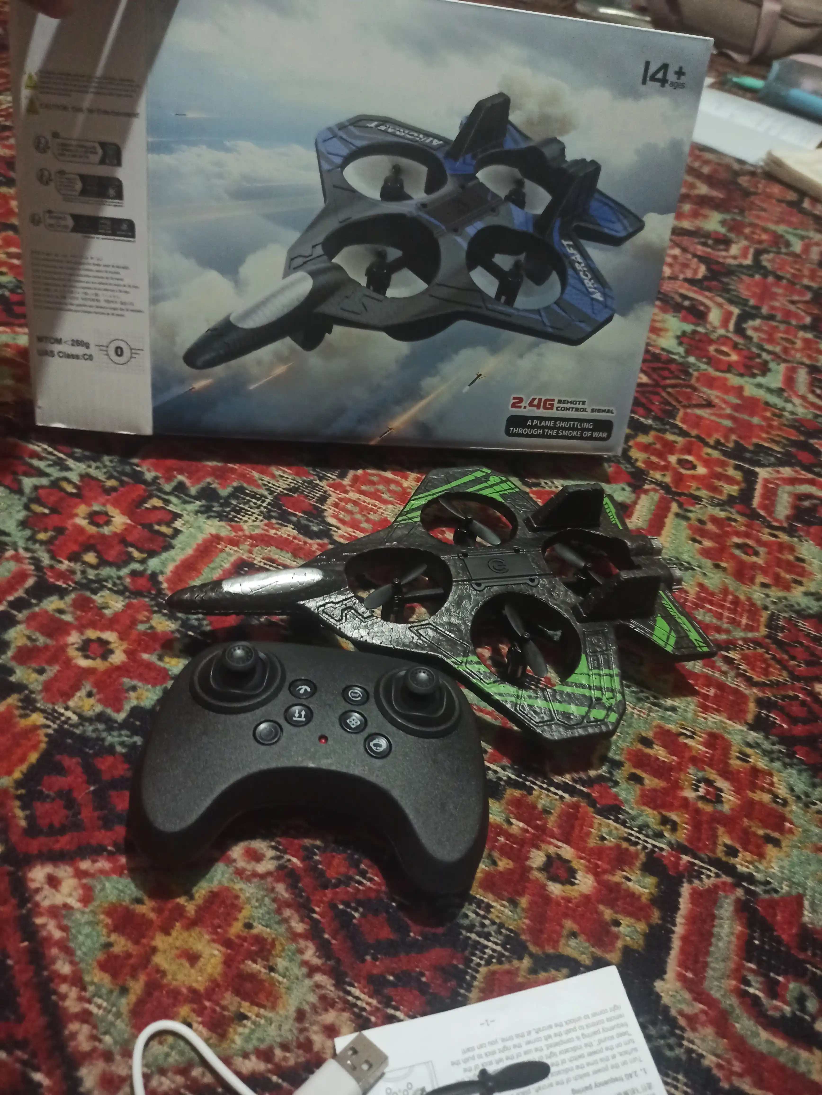360° tryuklar va yorqin RGB yoritgichlarga ega, radio orqali boshqariladigan Fighter dron-samolyoti