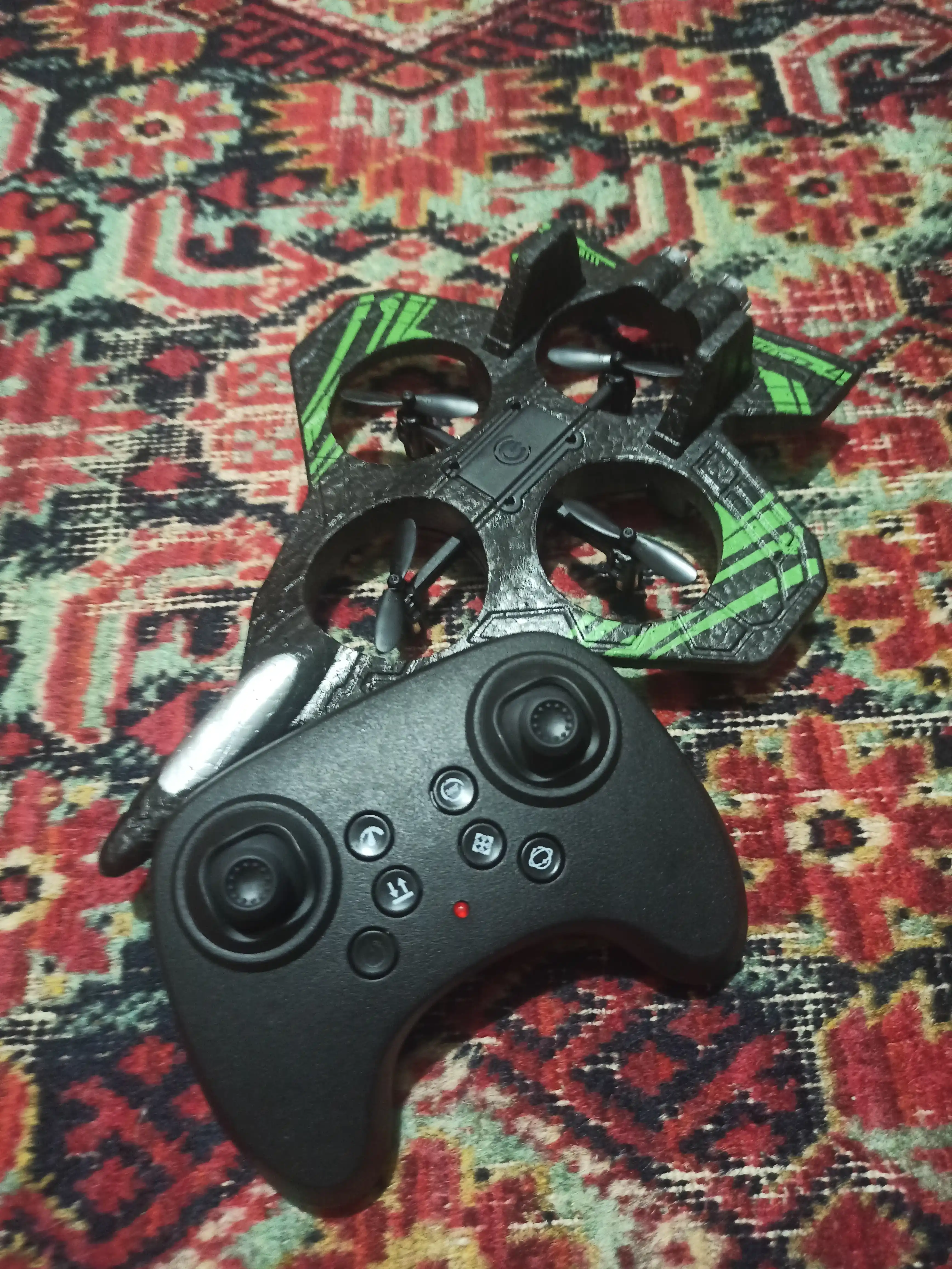 360° tryuklar va yorqin RGB yoritgichlarga ega, radio orqali boshqariladigan Fighter dron-samolyoti
