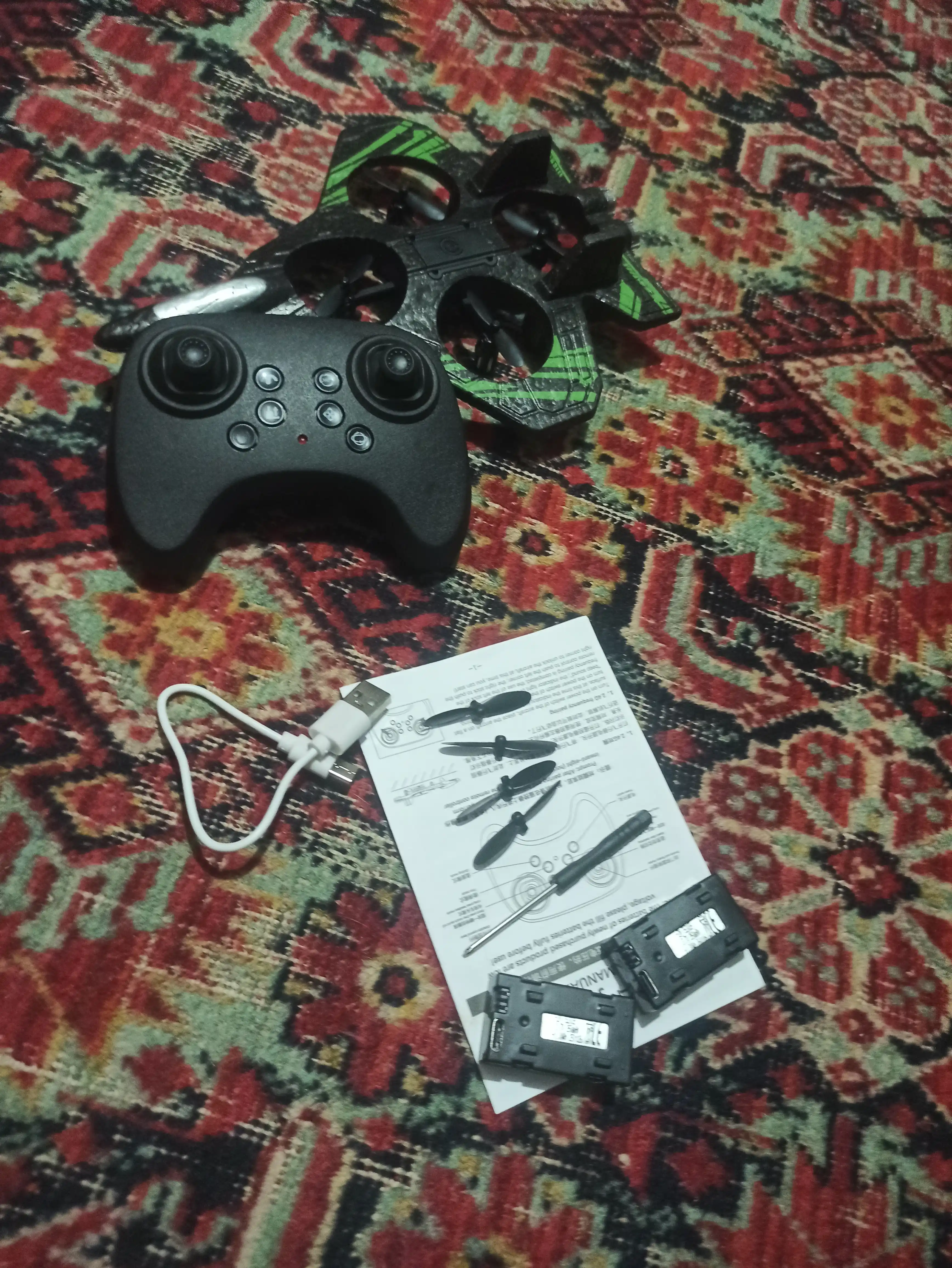 360° tryuklar va yorqin RGB yoritgichlarga ega, radio orqali boshqariladigan Fighter dron-samolyoti