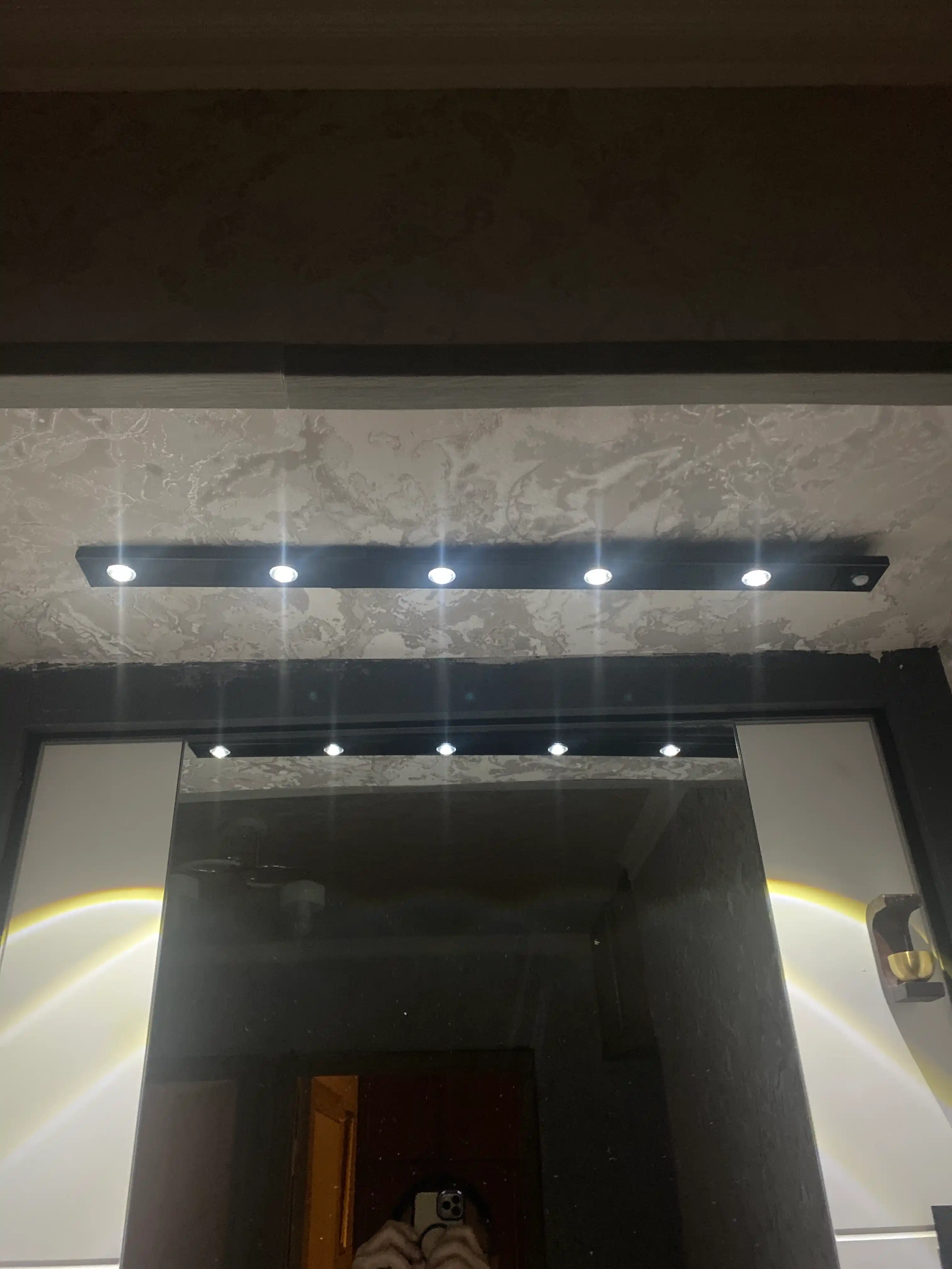 Yorug‘lik diodli va sariq rangli, harakat sensoriga ega, 3 rejimli simsiz lampa