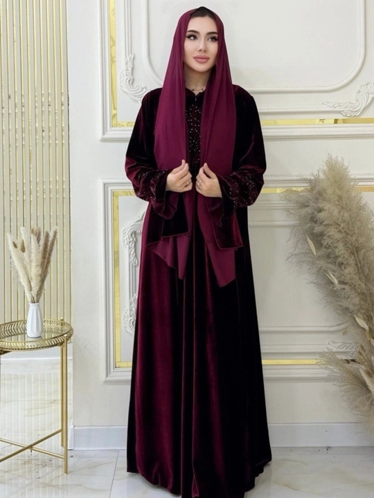 Ayollar uzun baxmal ko‘ylagi hijob bilan kechki bayram libosi