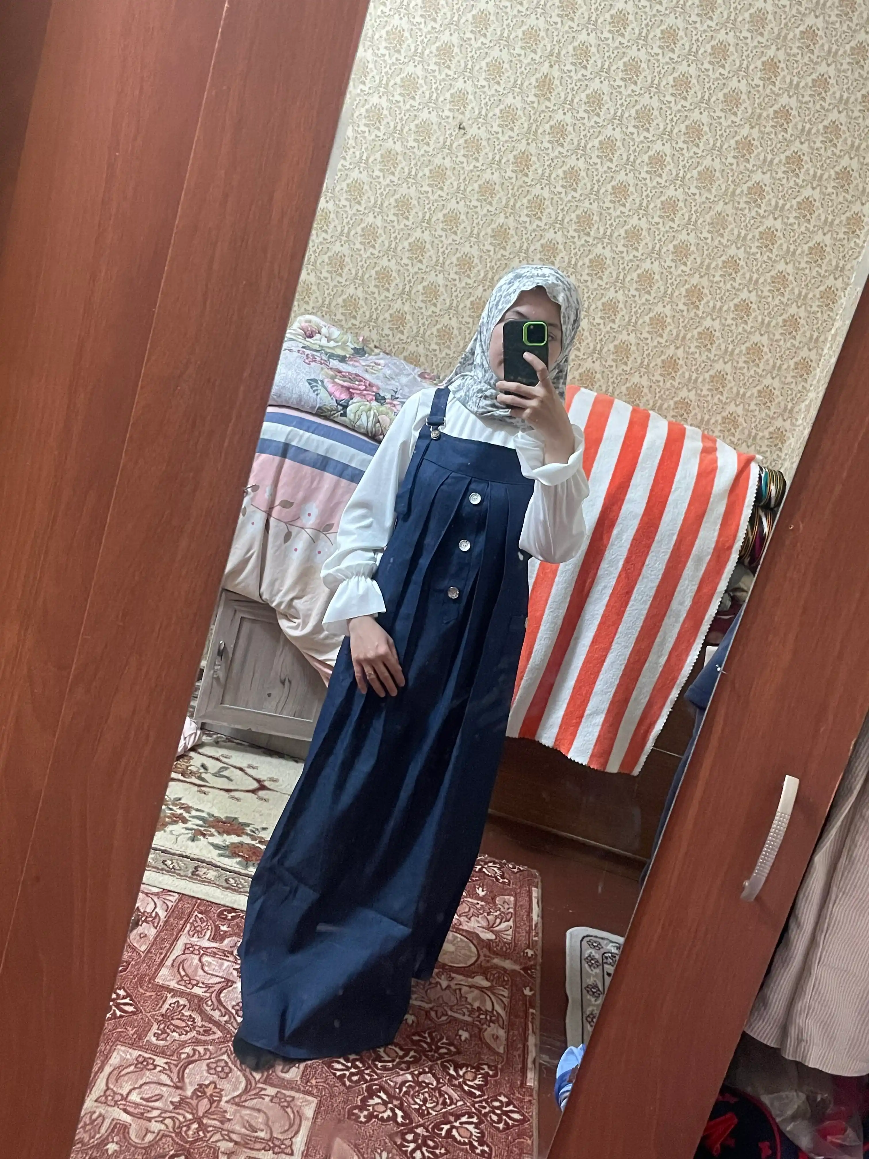 Женский джинсовый сарафан с белой блузкой, длинный фасон, синий цвет