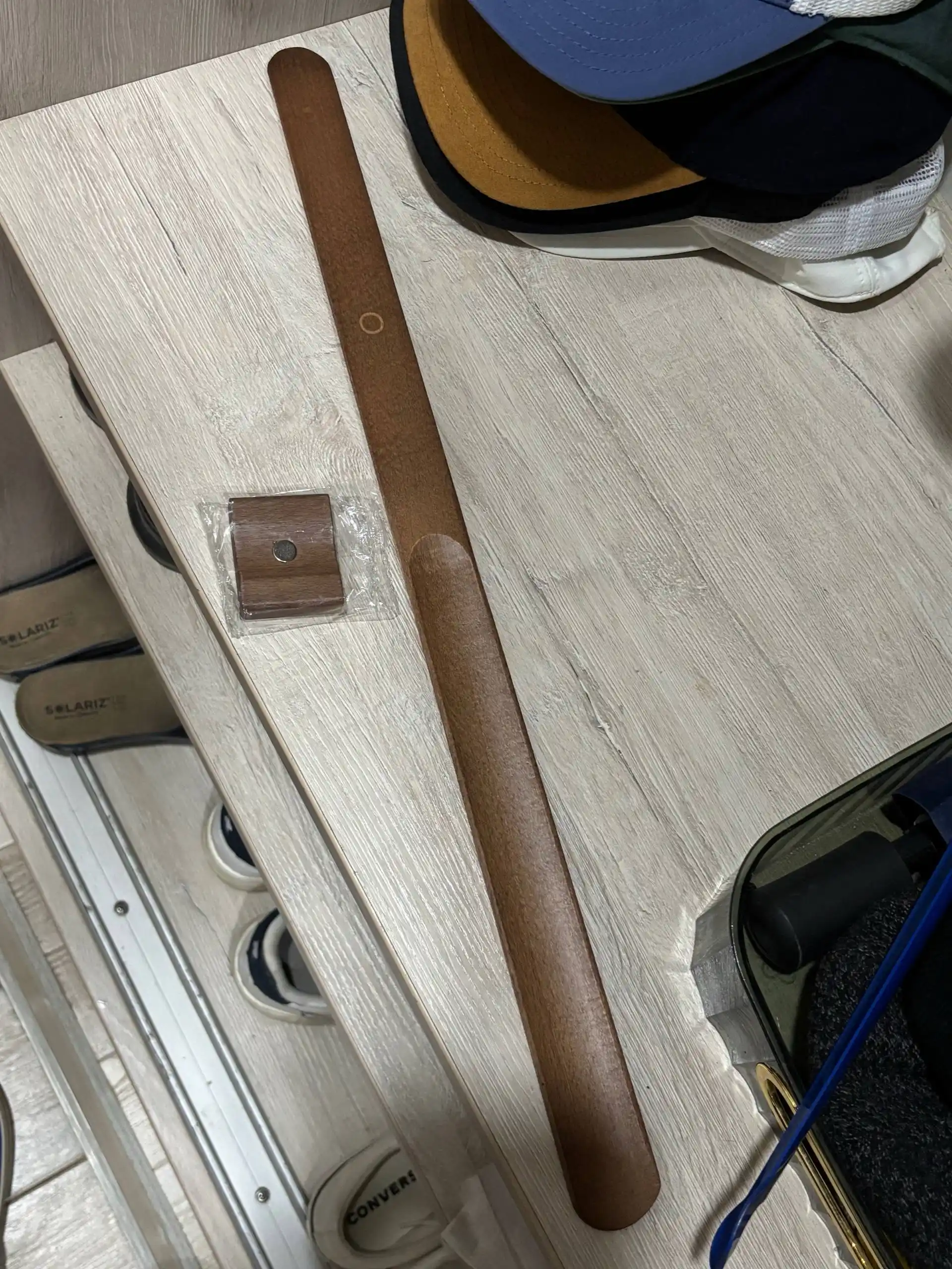 Oyoq kiyim uchun uzun yog‘och qoshiqcha 55/70 sm, magnitli mahkamlagich bilan