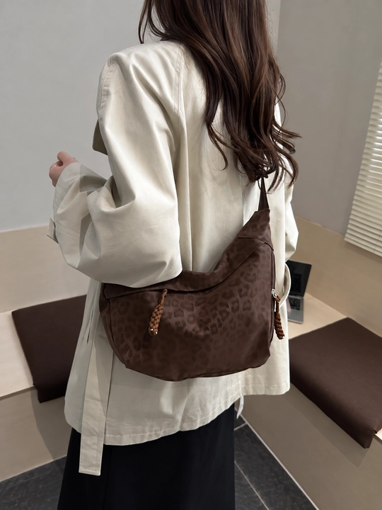 Ayollar uchun hobo sumka, yelkaga taqiladigan sig‘imli kundalik sumka