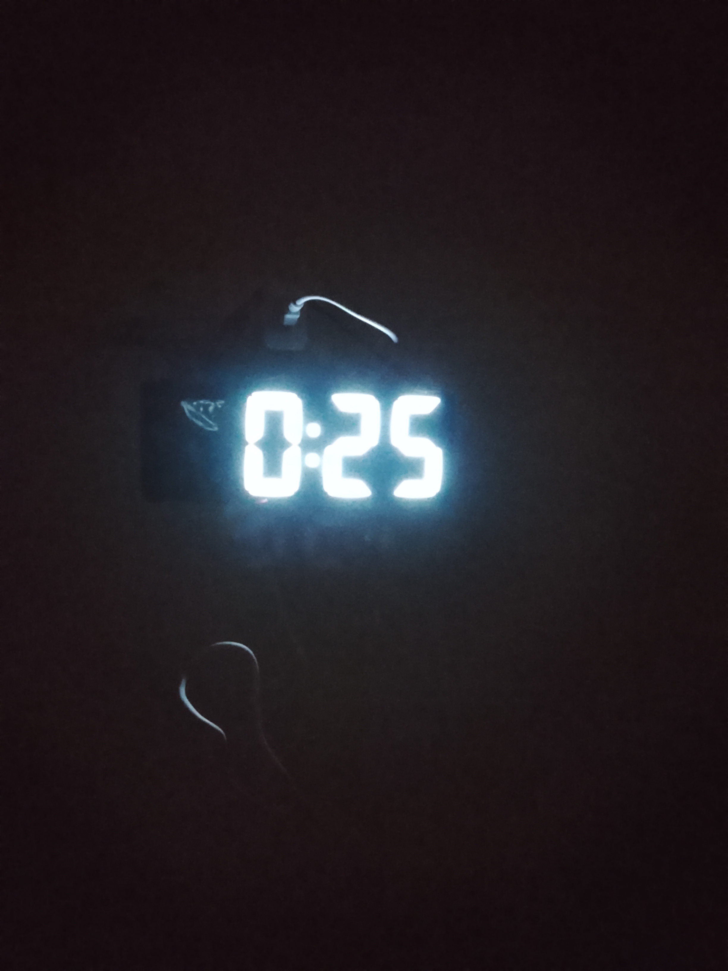Stol soati elektron, tarmoqdan ishlash, ko‘p funksiyali, yoritgichli va budilnik bilan