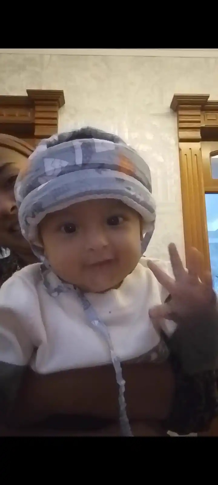 Bolaning boshini himoya qilish uchun zarbaga qarshi shlem-qalpoq