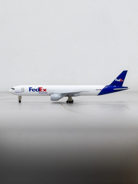 Модель грузового самолёта Boeing 777, авиакомпания FedEx, 20 см, металл+пластик, шасси