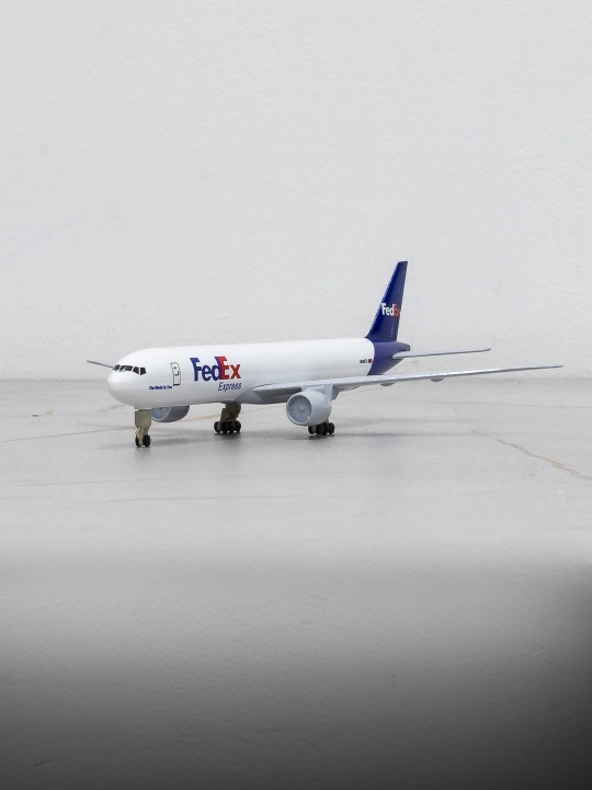 Модель грузового самолёта Boeing 777, авиакомпания FedEx, 20 см, металл+пластик, шасси