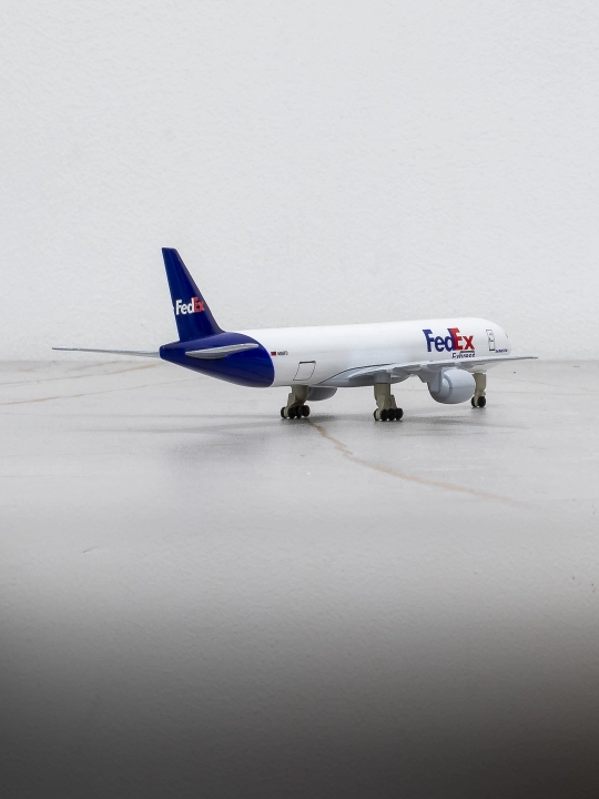 Модель грузового самолёта Boeing 777, авиакомпания FedEx, 20 см, металл+пластик, шасси