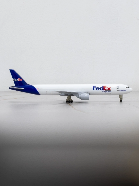 Модель грузового самолёта Boeing 777, авиакомпания FedEx, 20 см, металл+пластик, шасси