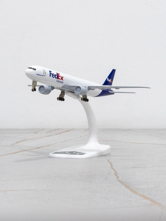 Модель грузового самолёта Boeing 777, авиакомпания FedEx, 20 см, металл+пластик, шасси - 