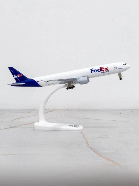 Модель грузового самолёта Boeing 777, авиакомпания FedEx, 20 см, металл+пластик, шасси
