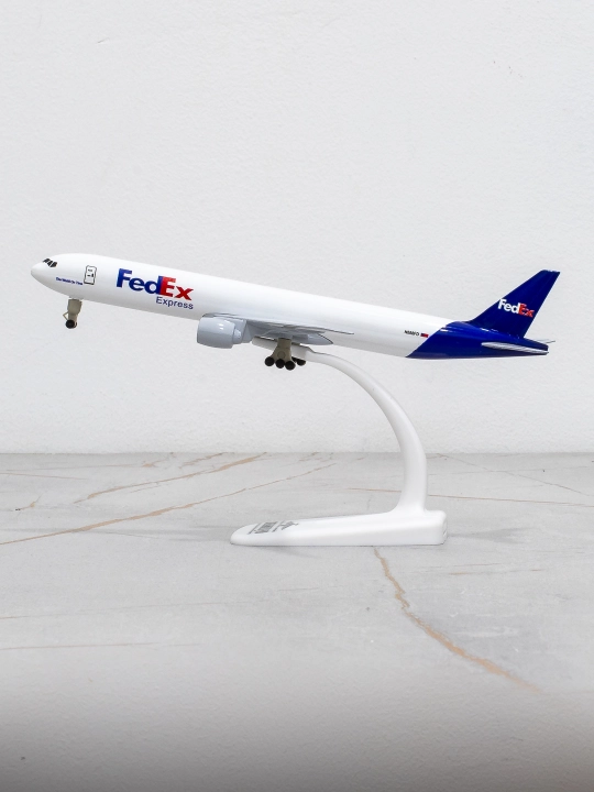 Модель грузового самолёта Boeing 777, авиакомпания FedEx, 20 см, металл+пластик, шасси
