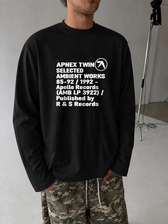 Черный лонгслив LMBYT оверсайз с типографическим принтом Aphex Twin