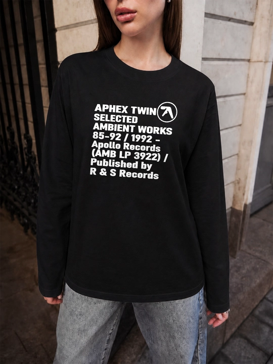 Черный лонгслив LMBYT оверсайз с типографическим принтом Aphex Twin