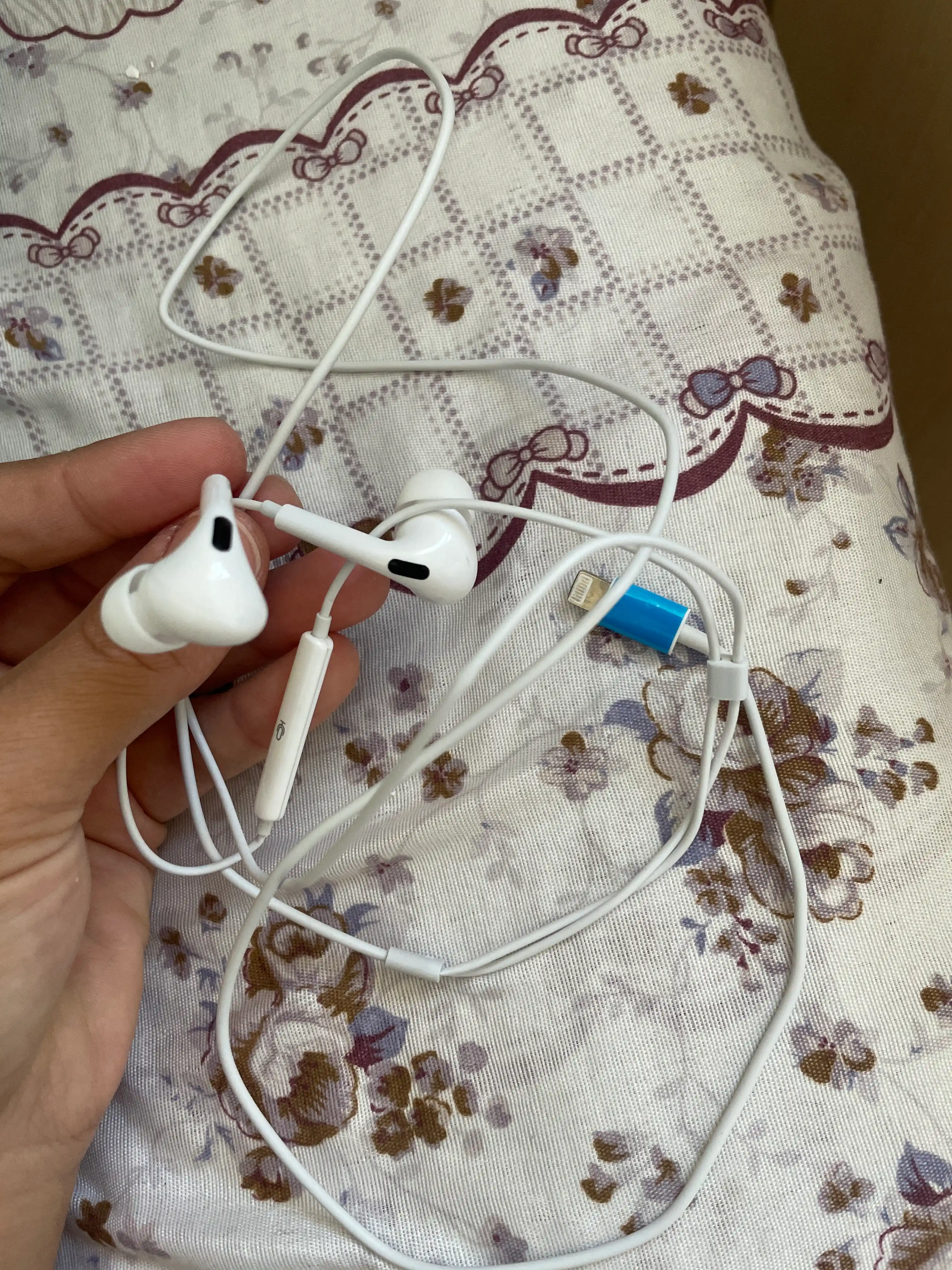 Simli quloqchinlar,  Type c kabeli va  Lightning kabeli, Bluetooth bilan